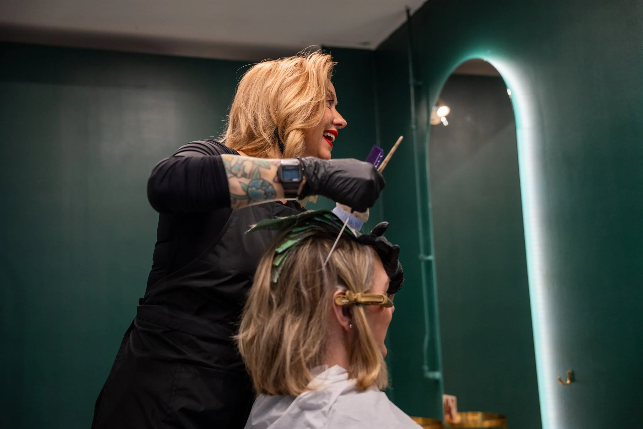 Kampaaja Helsinki. Vaaleat ja raidoitetut hiukset.