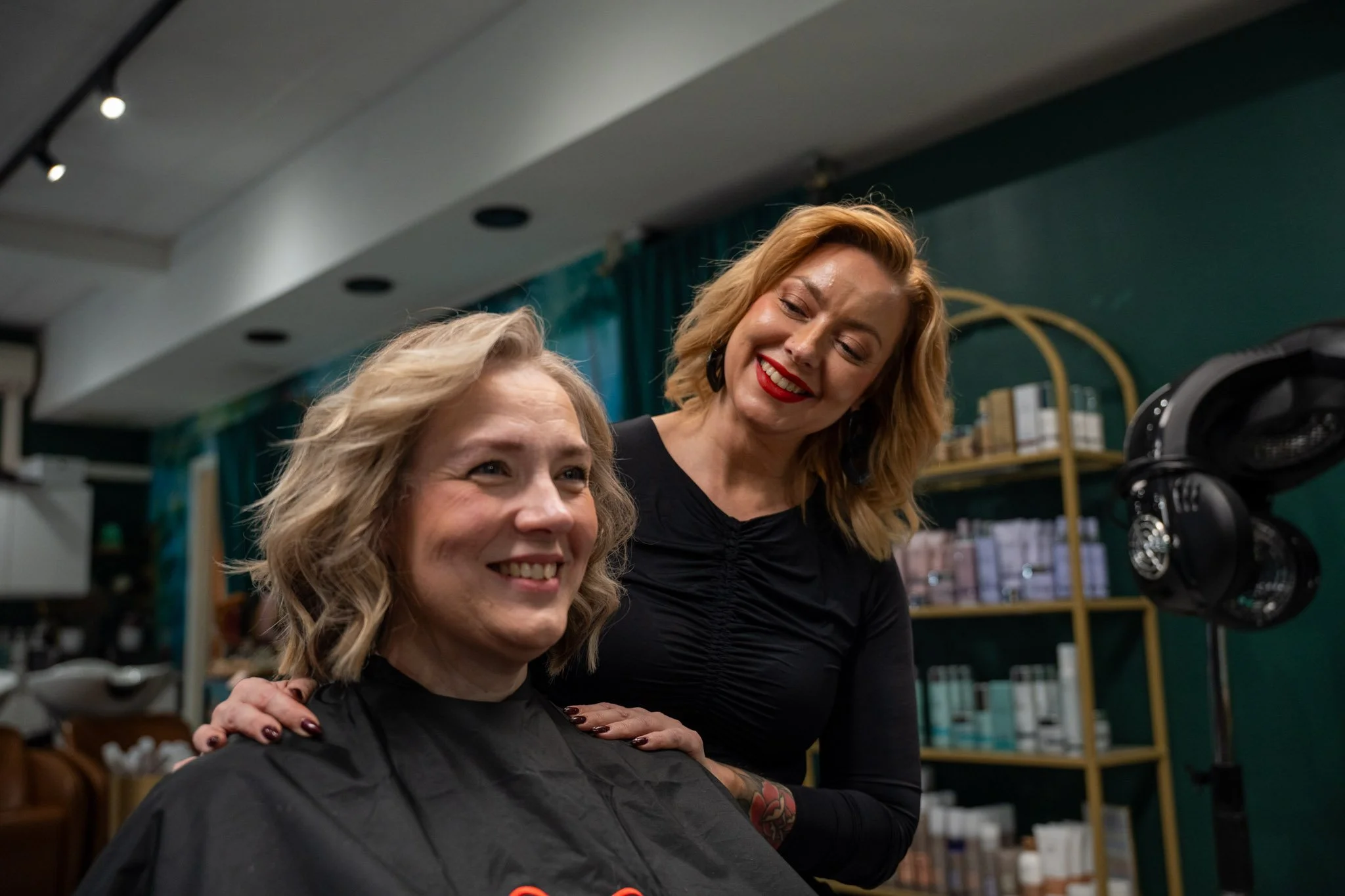 Aikuisen naisen hiusväri ja pehmeä leikkaus Helsinki.