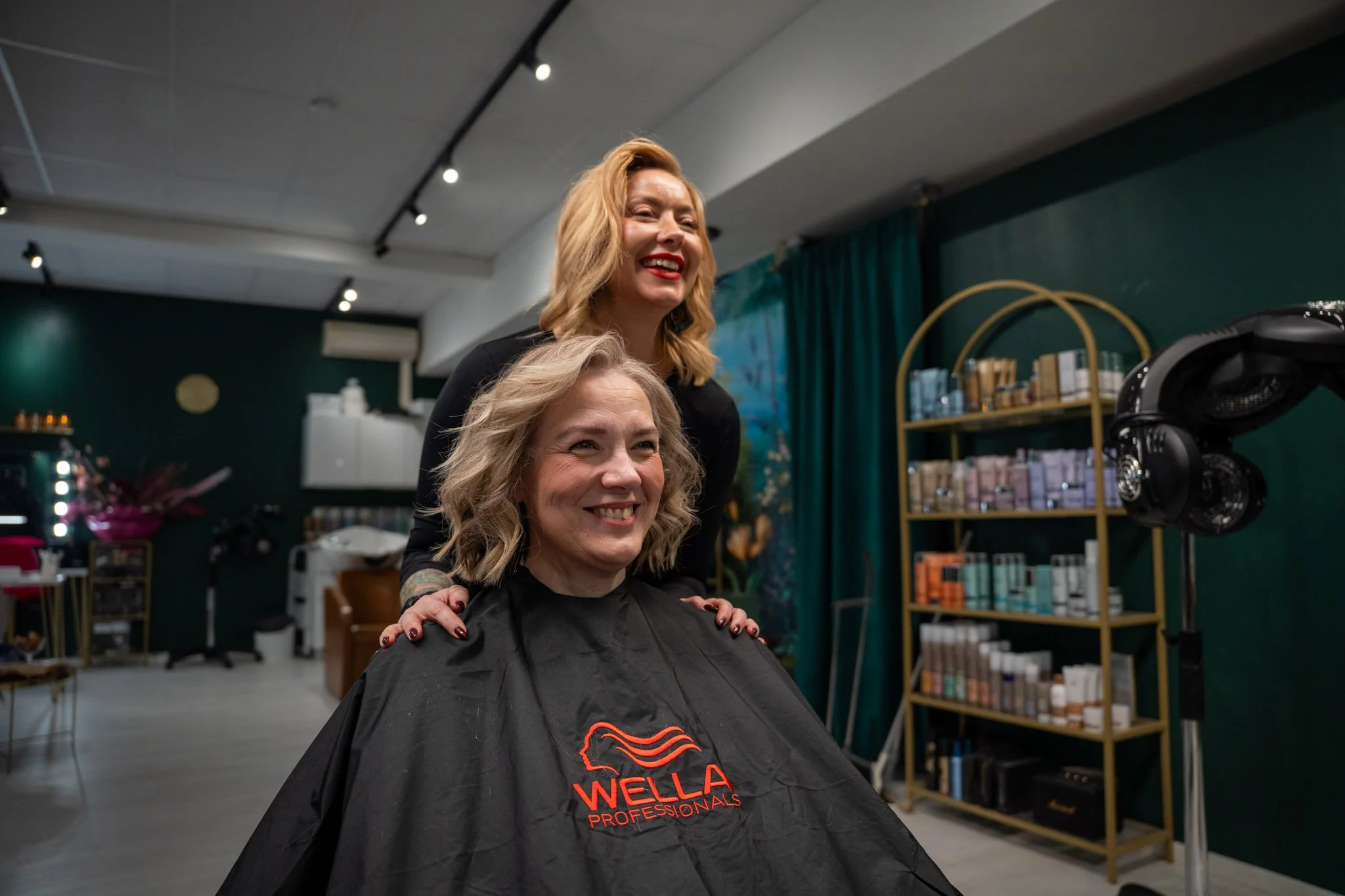 Hemmottelua aikuiselle naiselle Helsinki. Kampaaja ja meikkaaja Karoliina Suvanto. Keskipitkät hiukset.