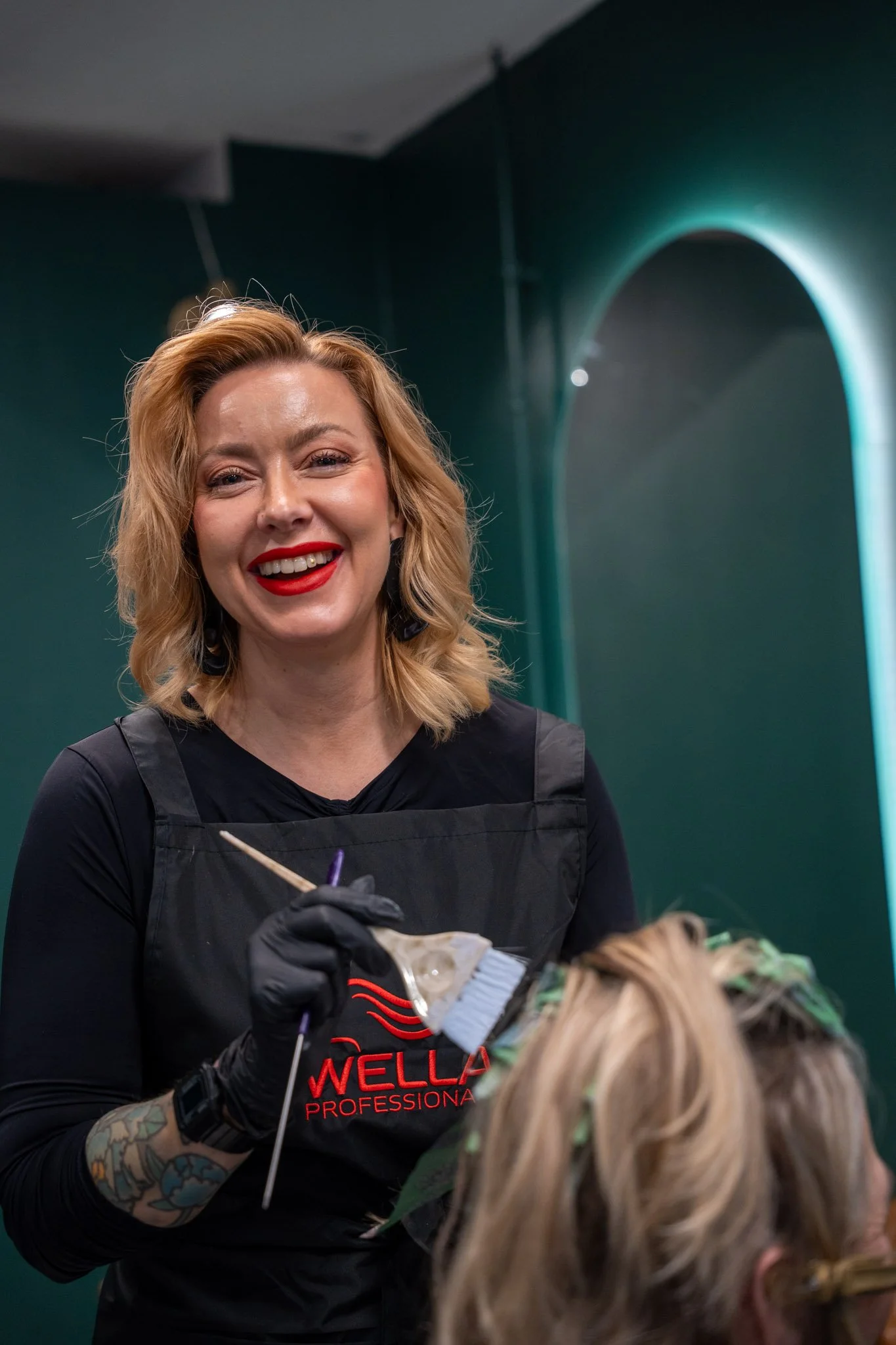 Kampaaja aikuiselle naiselle Helsinki. Kampaaja Karoliina Suvanto.