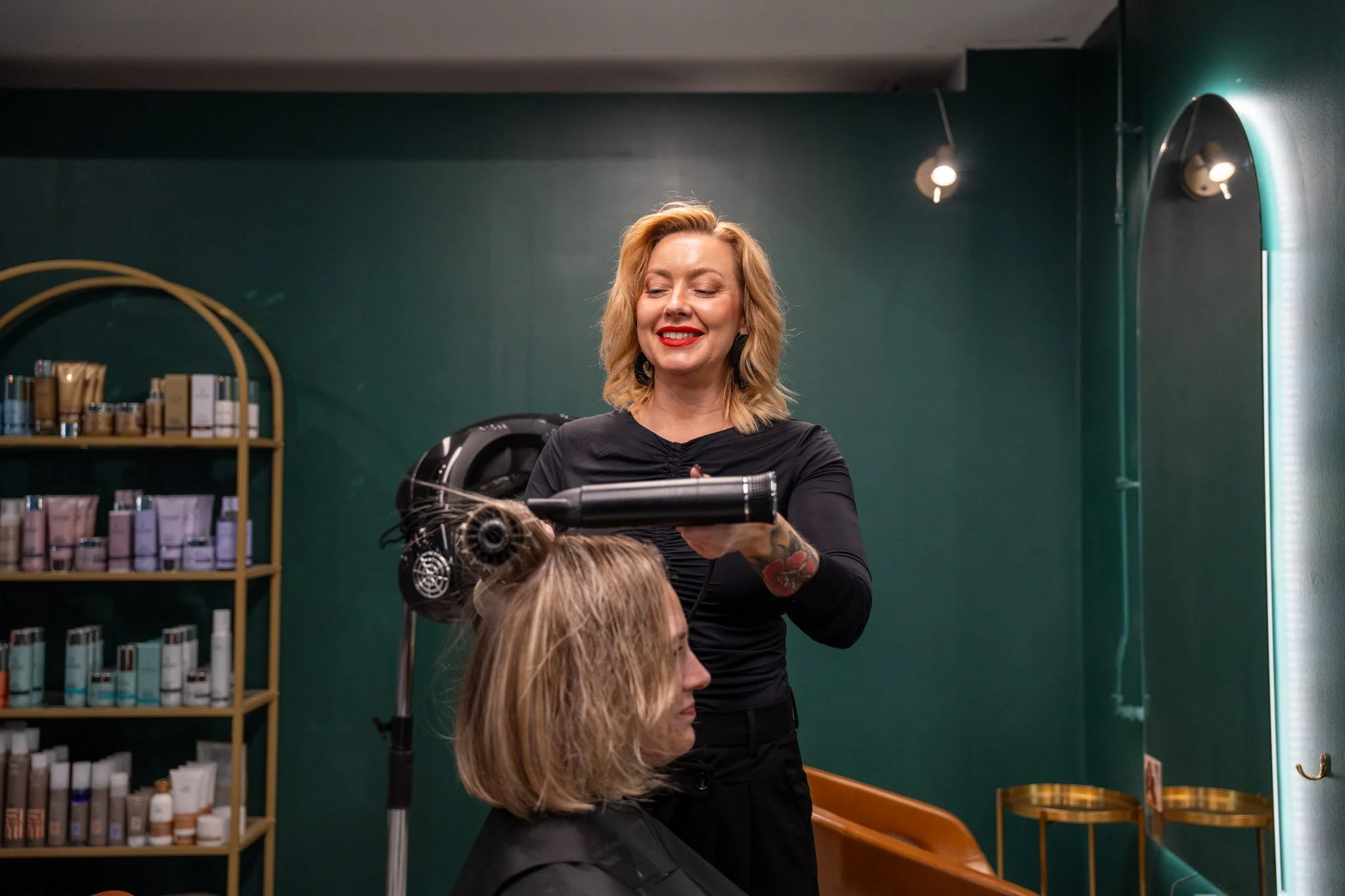 Kampaaja Helsinki, aikuisen naisen raidoitetut hiukset.