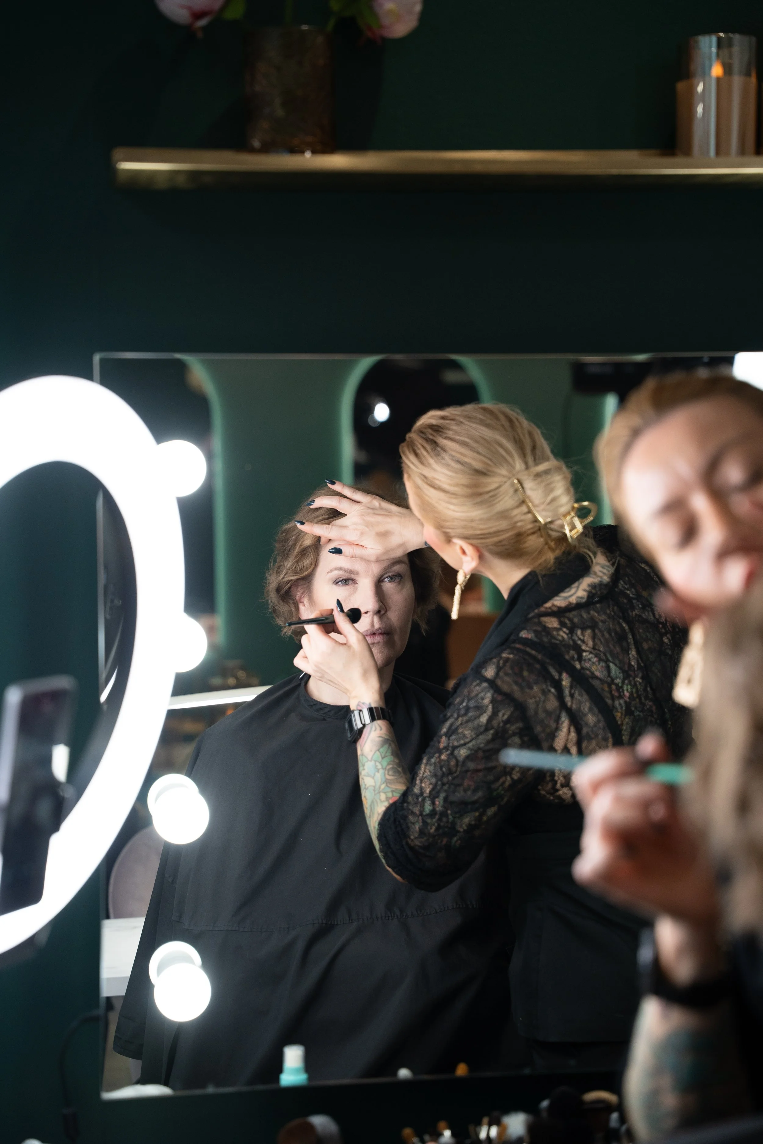 Meikkaaja ja kampaaja Helsinki. Aikuisen naisen meikkiopastus, meikkaus ja muodonmuutos.