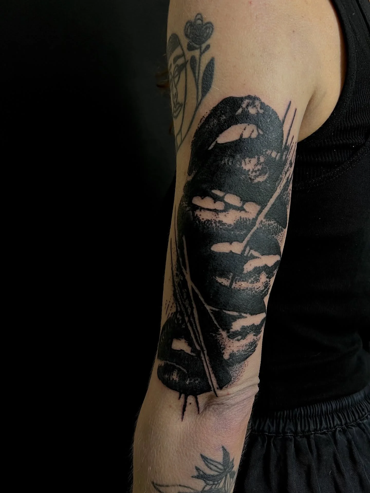 Mouths composition form a while ago.
I&rsquo;m available fast by DM or email.
@earth_tattoo_brn 

Done in @noir_tattoo_fribourg 

#berntattoo #bern #tattoo #fribourgtattoo #seisstattooers #zurichtattoos #zurichtattoo #zurich #bkackworkers #blackworkt