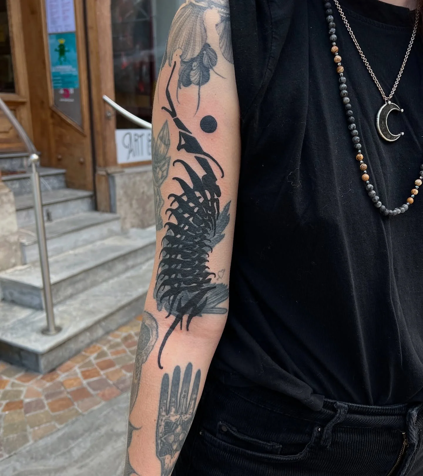 Ornamental blastover on the great @happymonstr done in @bleu.pavot 

Do you want me to come back in Valais ? 

Full time in @earth_tattoo_brn &amp; @secretcirclezh 

Still in @noir_tattoo_fribourg 

#swisstattooers #swisstattoos #tattooing #blackwork