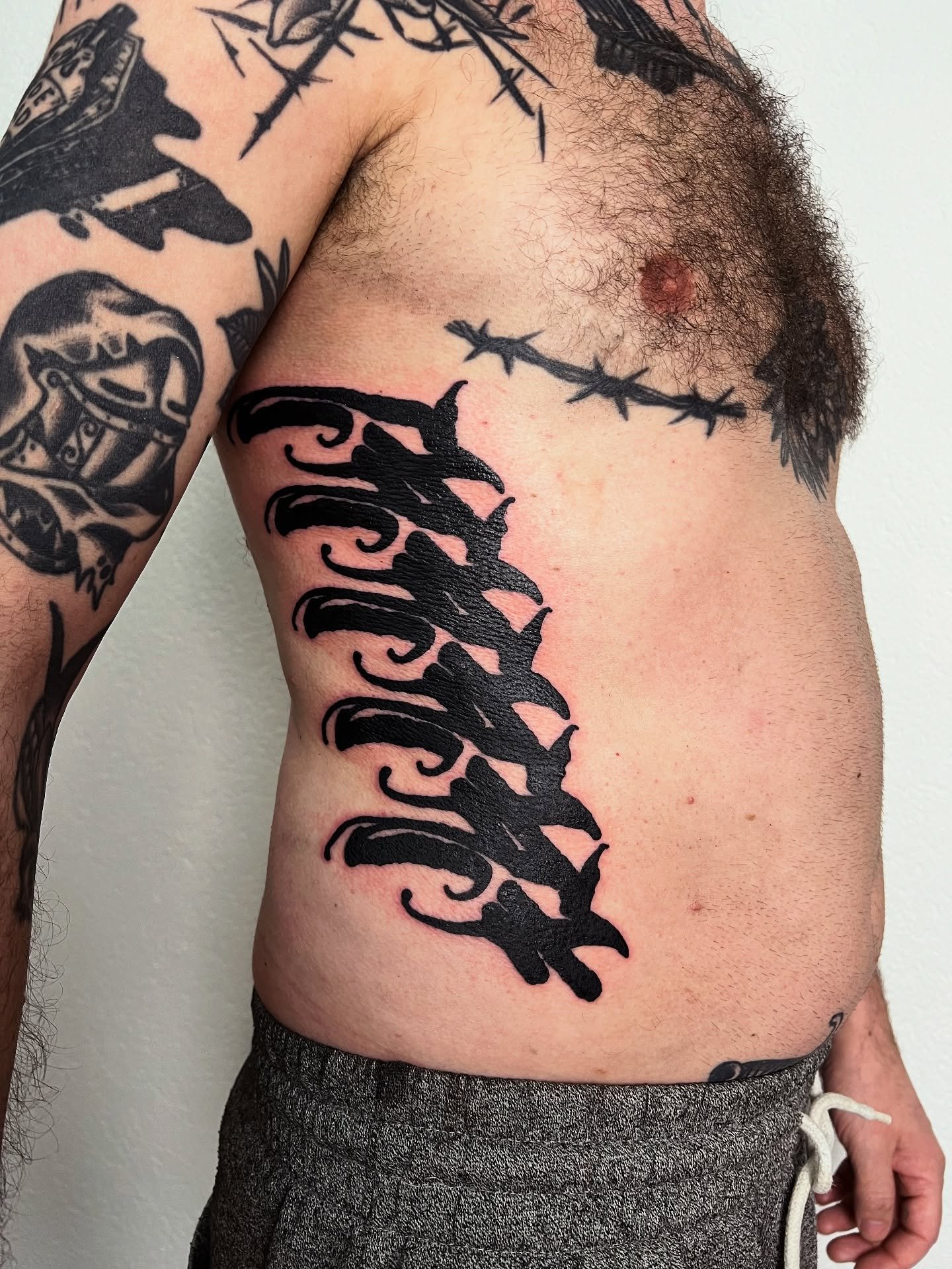 Rib tattoo from a while ago.

If you&rsquo;re a bit frustrated by the back to work or school time, hit me up and we&rsquo;ll plan super soon some tattoo time for fun and body decoration.

@earth_tattoo_brn 
@secretcirclezh 
@noir_tattoo_fribourg 

Bo