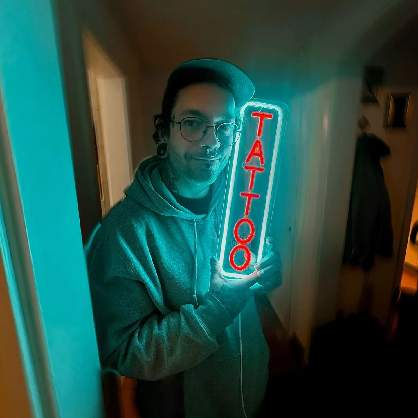 Mandatory selfie ! 

While this post is probably skyrocketing on visibility, let me remember that I still have time to tattoo you in November and December in :

@earth_tattoo_brn #bern
@secretcirclezh  #z&uuml;rich 
@noir_tattoo_fribourg #fribourg 

