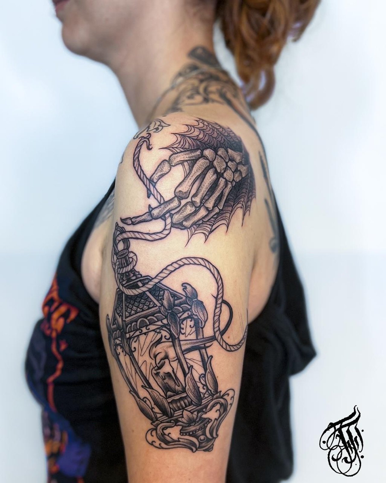Good start on Lea&rsquo;s sleeve 

I have time in November in 
@earth_tattoo_brn 
@secretcirclezh 
@noir_tattoo_fribourg 

And at my guets in #geneva @add_ink_tattoo_official 

Hit me up 🫡
Info@coilghost.com

#bern #geneva #zurich #fribourg #tattoo 