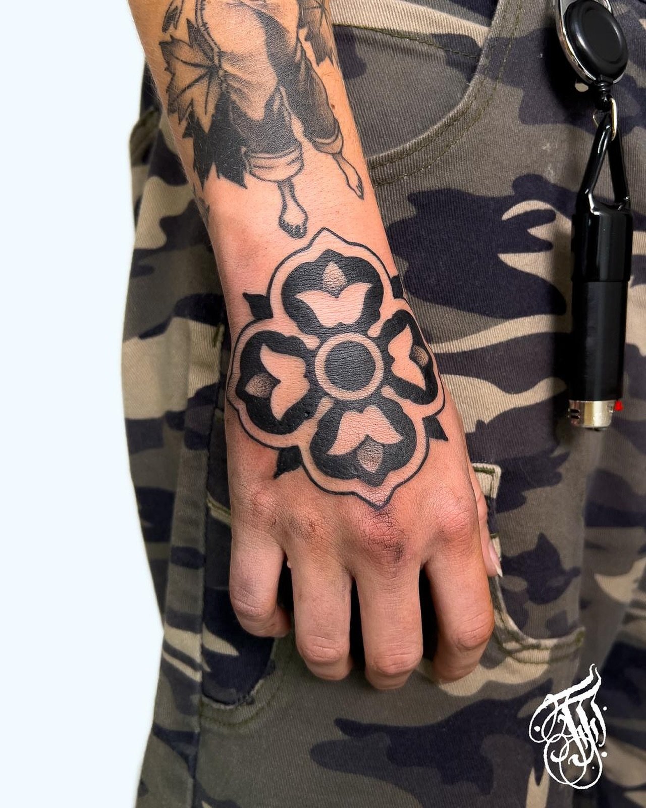 Hand tattoo for Florane

Available at @earth_tattoo_brn in #bern

@noir_tattoo_fribourg #fribourg
@secretcirclezh #z&uuml;rich

Booking: fredz_tattoo@outlook.com

#darkart #btattooing #inked #tattooed #blackworkerssubmission #tattoo #tattooart #linew