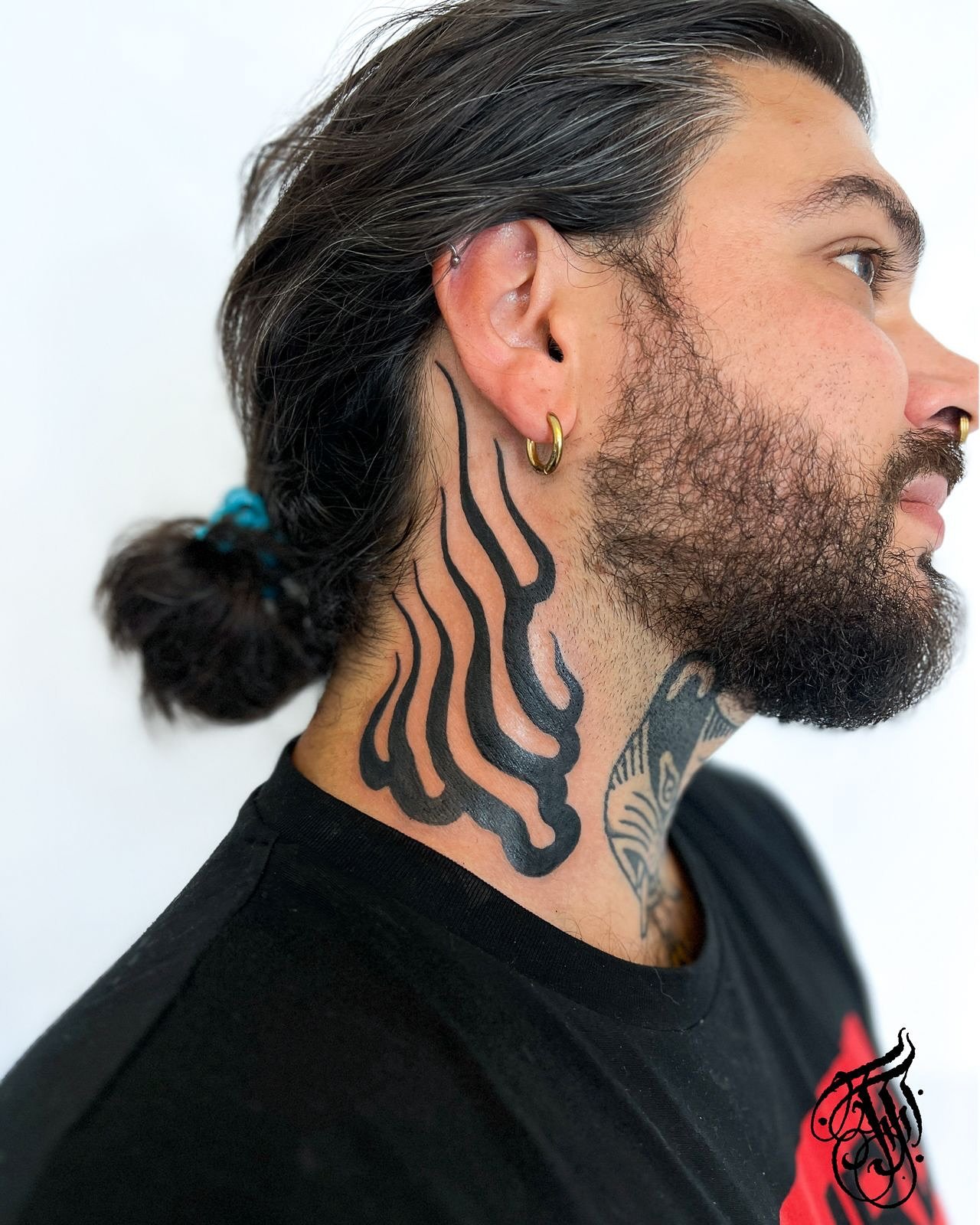 Neck flames for Simon 🔥

Done in @earth_tattoo_brn in #bern 

I have time super fast, write me at fredz_tattoo@outlook.com

I&rsquo;m also available all times at : 
@noir_tattoo_fribourg 
@secretcirclezh 

@add_ink_tattoo_official 
27-28 nov
@pleine