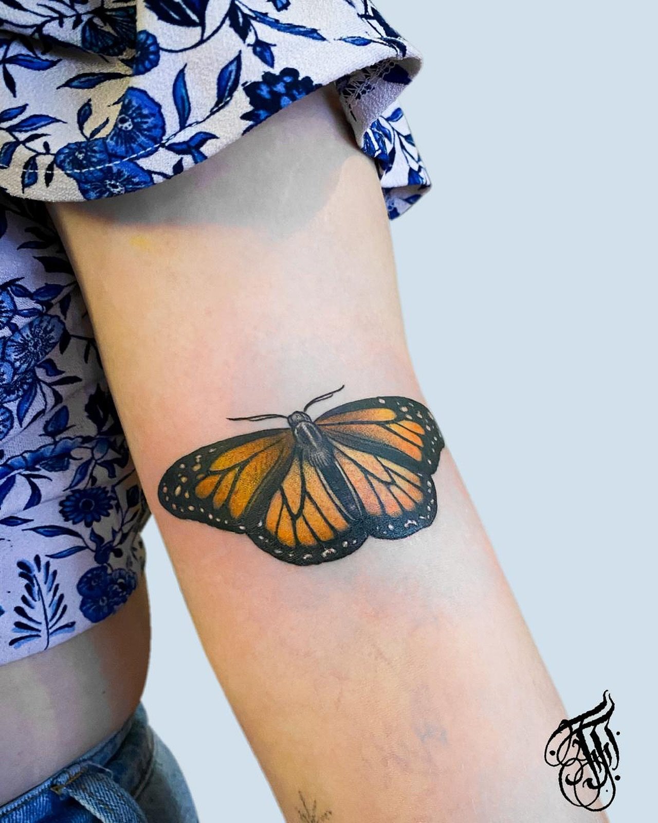 I also do small tattoo with the same passion as any other piece ✌🏻

Little butterfly done in Basel in @nine_circles_tattoo 

Available full time in @earth_tattoo_brn #bern 
@noir_tattoo_fribourg  #fribourg 
@secretcirclezh #zurich

#tattoos #tattoo 