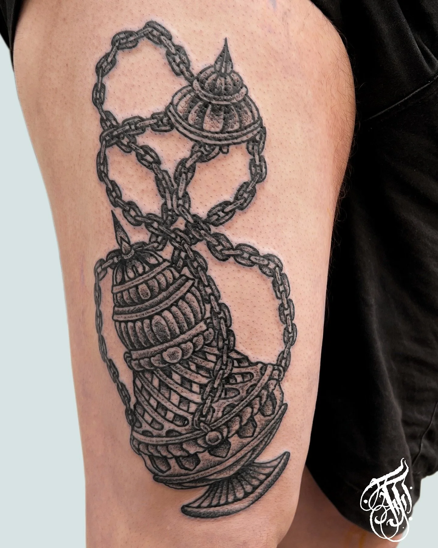 Tattoo on Jo from @trogne_band 
I still have time in September and October in Bern, Z&uuml;rich and Fribourg.

Hit me up : fredz_tattoo@outlook.com

#tattoos #bern #berntattoo #zurich #zurichtattoos #fribourgtattoo #blackwork #illustrative #incensebu