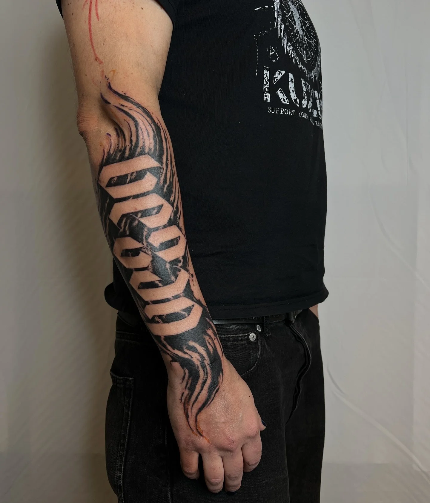 Vegan ambigram on Mani 💚🌱
Go vegan (and also get tattooed in January / February btw).

Hit me up at @earth_tattoo_brn in #bern or @secretcirclezh in #z&uuml;rich or even for the Romandie friends in @noir_tattoo_fribourg in #fribourg 

#blacktattoo 