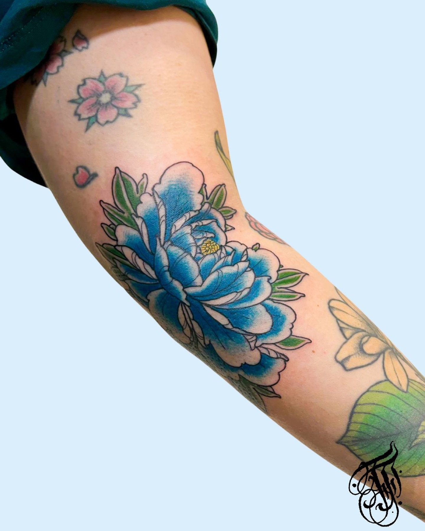 Peony from my flash done in @pleinelunetattoo 

I have time in January and February in @earth_tattoo_brn 

Also available in @secretcirclezh and @noir_tattoo_fribourg 

Hit me up ✌🏻
www.fredericflorey.com

#peonytattoo #peony #flower #flowertattoo #