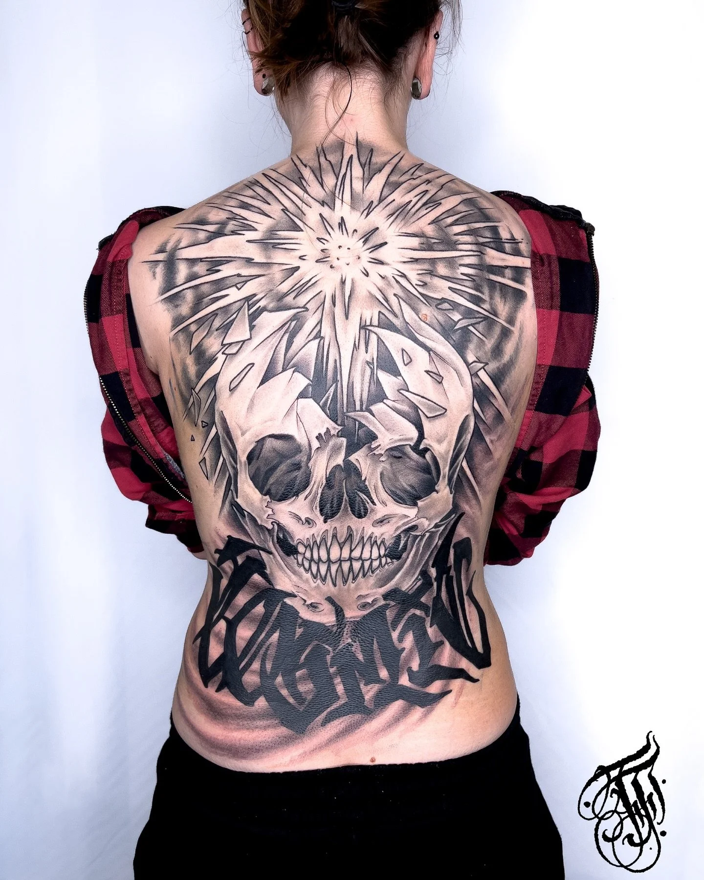 Finished this back piece for Mich&egrave;le on Saturday in @earth_tattoo_brn 

I have some free time in February in Bern, Z&uuml;rich or Fribourg, you can contact me here or at www.fredericflorey.com

#fribourgtattoo #berntattoo #zurichtattoo #tattoo