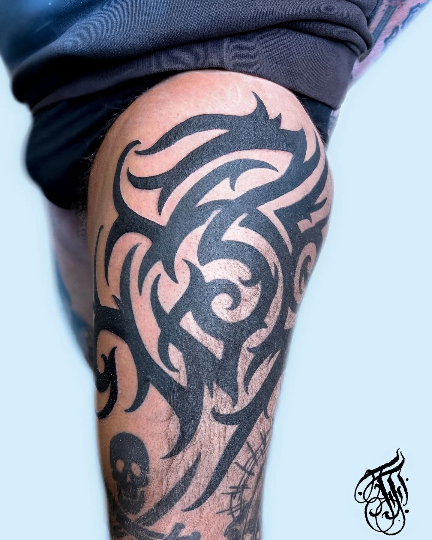 Be like @m.r.tatts and get a nice classic tribal done with love for the craft.

I have lots of time in February in 
@earth_tattoo_brn @secretcirclezh @noir_tattoo_fribourg 

And in March in those shops and also in @holysunshine.bxl @redchapeltattoo @