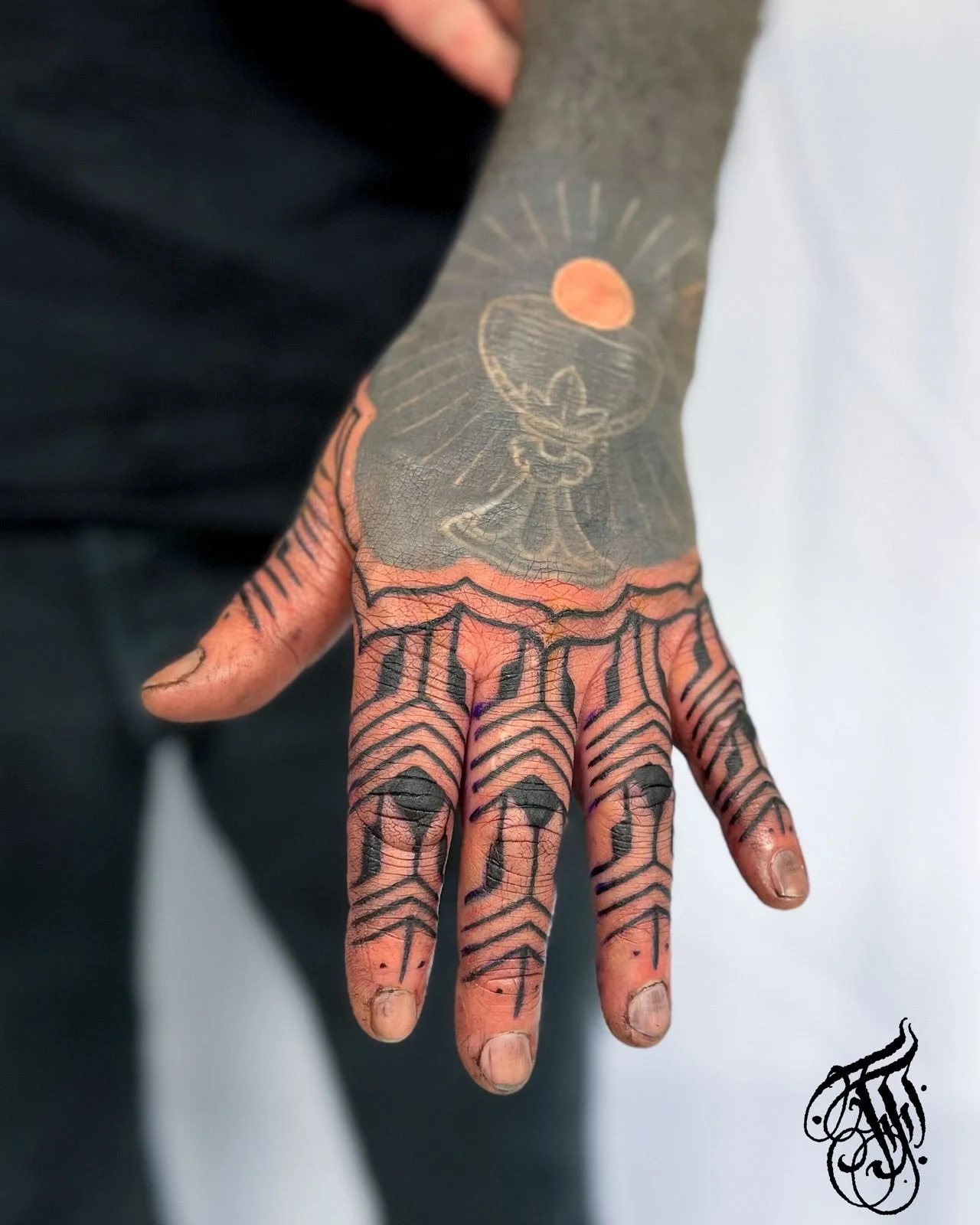 Freehand addition from a few weeks ago on Heinrich. 

Although pretty technical and difficult to heal properly, fingers are always fun to do.

Done in @earth_tattoo_brn 

I have time in April, usual shops, usual cities. Write me here or on www.freder