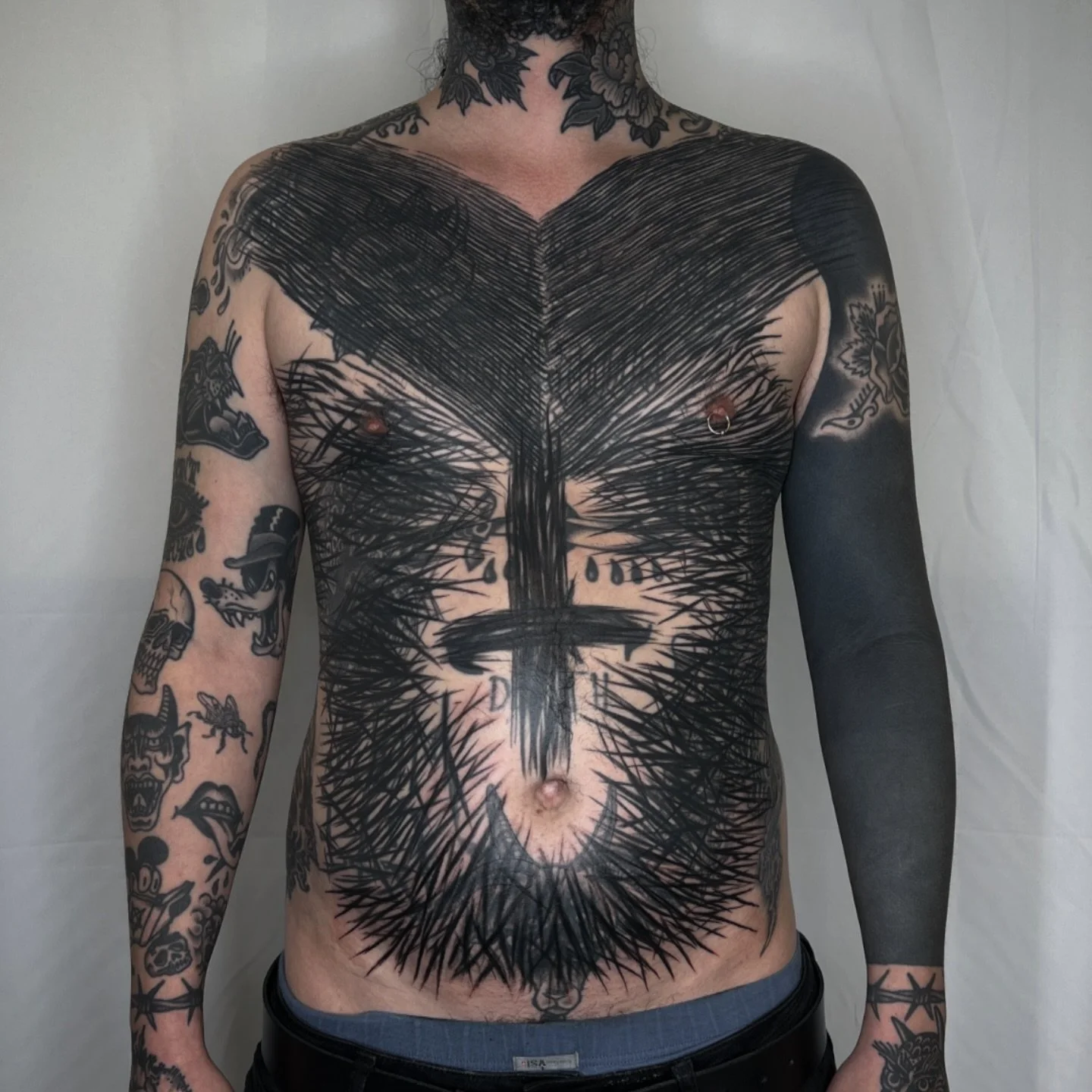 Full front madness on Lucas 🔥
Done in @earth_tattoo_brn 

Always available in Bern, Fribourg or Z&uuml;rich 

#heavyblackwork #blackworkersubmission #blackworkers #blacktattoo
