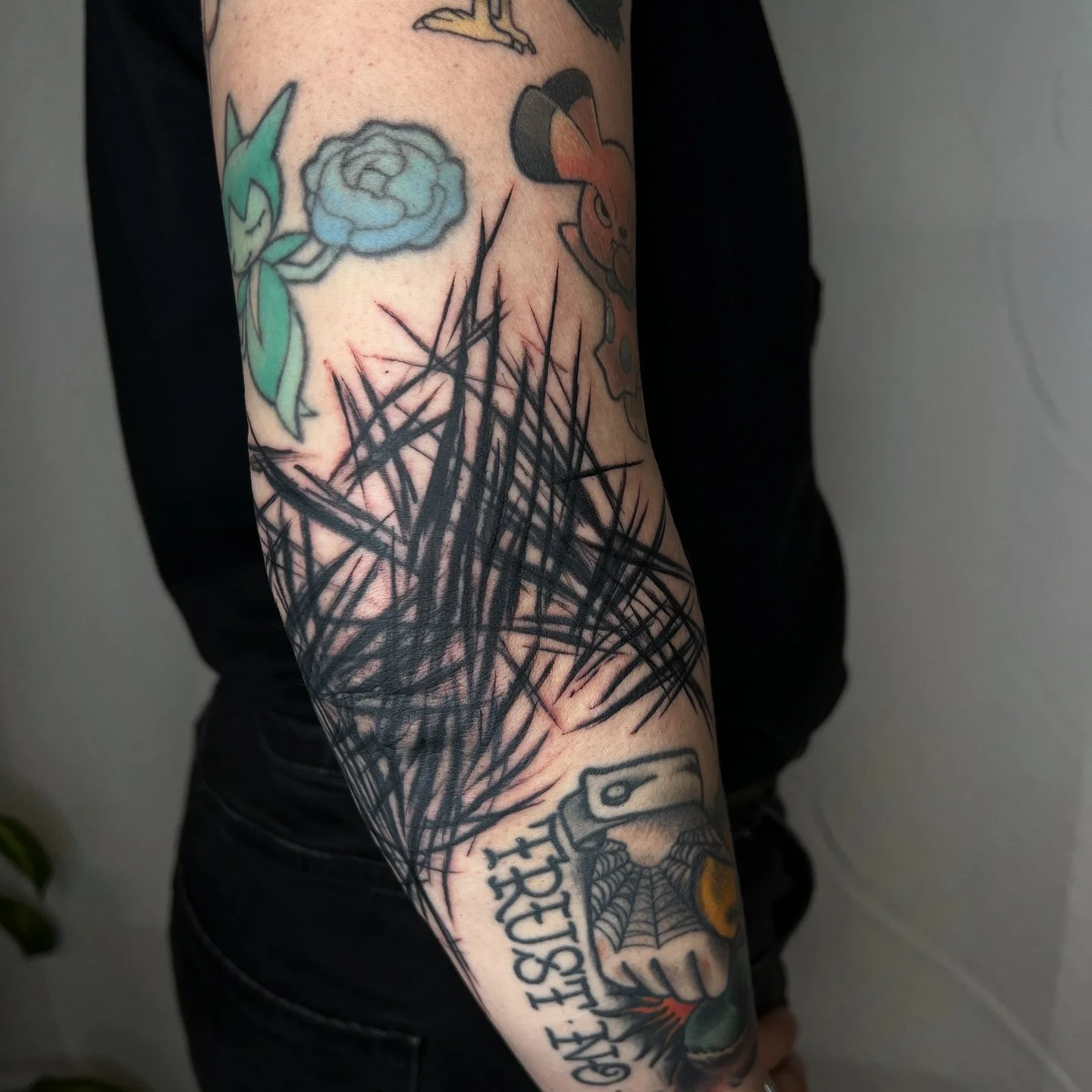 Scratchy elbow for Liona ✨

For all your heavy black, non heavy black, scratches or anything permanent and cool, hit me up.

As always in @earth_tattoo_brn @secretcirclezh @noir_tattoo_fribourg 

#heavyblackworktattoo #blacktatoo #blackink #bern