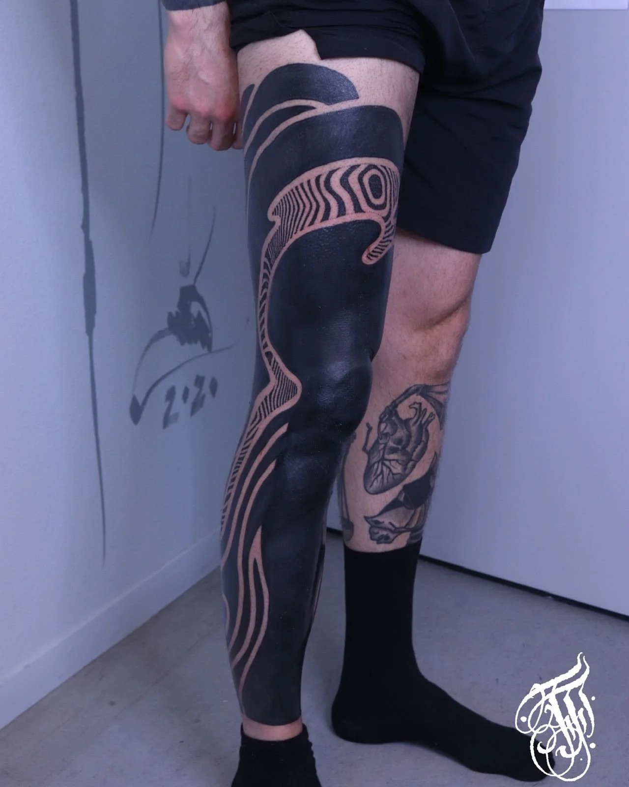 The border between @niemandblacktattoo and this account is slowly disappearing and pushing me to make some posting choices more difficult than others 🤓.

What was not difficult was to work on this full leg including multi cover ups and tons of black