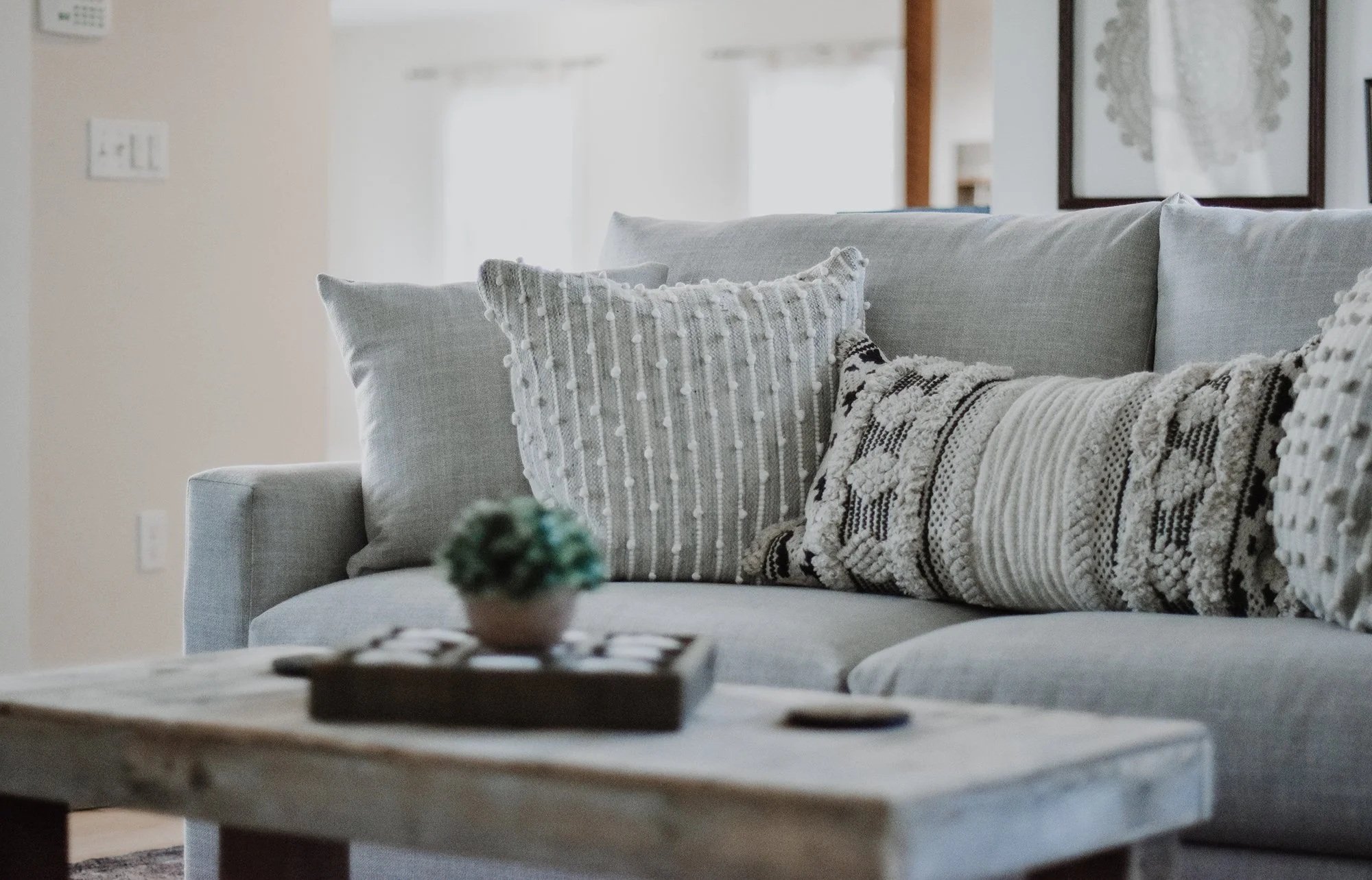 Neautral couches with cotten pillos and rustic farmhouse decorations