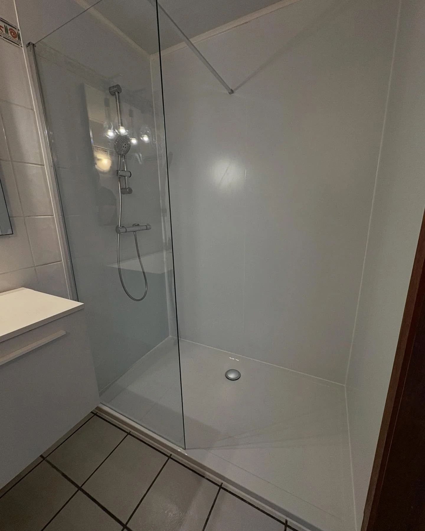 After > During > Before 

Van drempel naar droomsituatie! 🚿
Bij deze douche-renovatie werkten we de hoge instap bijna volledig weg voor extra comfort &eacute;n veiligheid. Dankzij een op maat versneden douchebak benutten we de ruimte tot in de