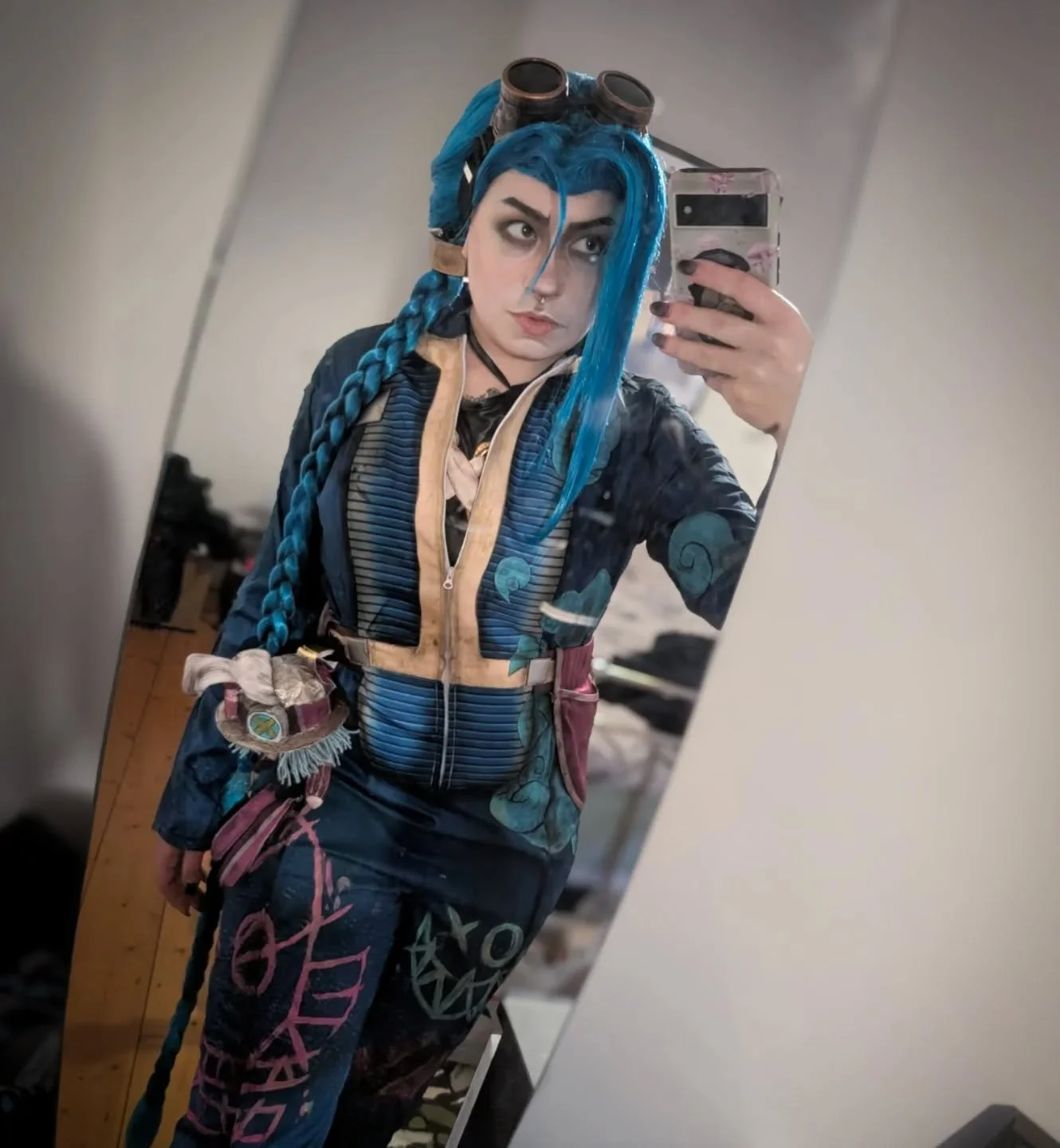 VAULT DWELLER JINX 🩵 

Been working on this for weeeeeks now. As soon as I saw @ella_purnell play Lucy I knew I had to combine my favourite show with my favourite game ever! 

#fallout #falloutcosplay #jinx #arcane #jinxcosplay