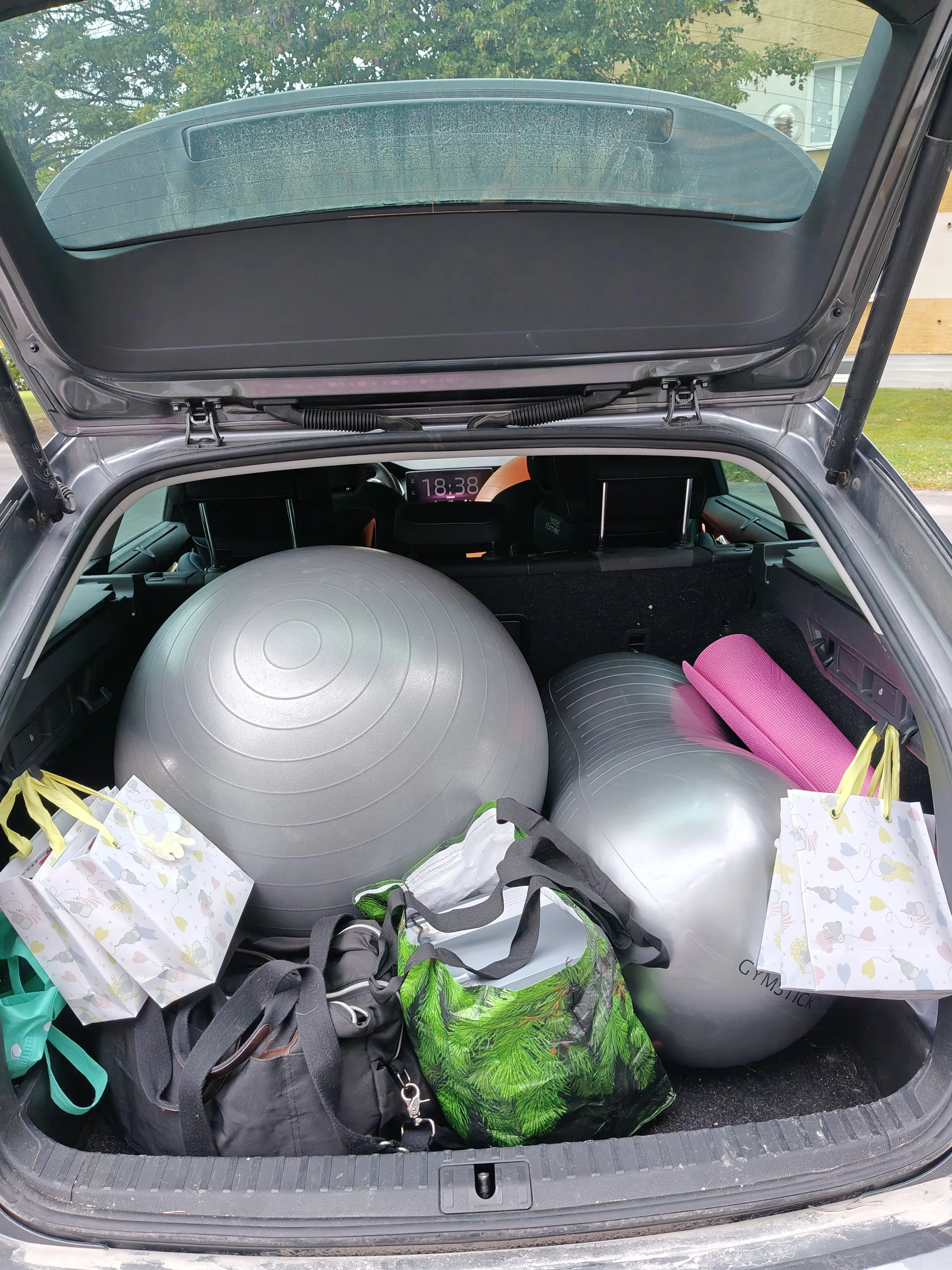Avoinainen takaluukku täynnä tavaraa, kuten jumppapallo, pähkinäpallo sekä erilaisia kasseja. synnytysvalmennus tyks, synnytysvalmennus turku.