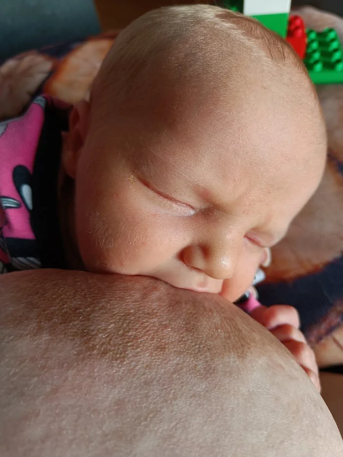 Vauva imemässä rintaa.