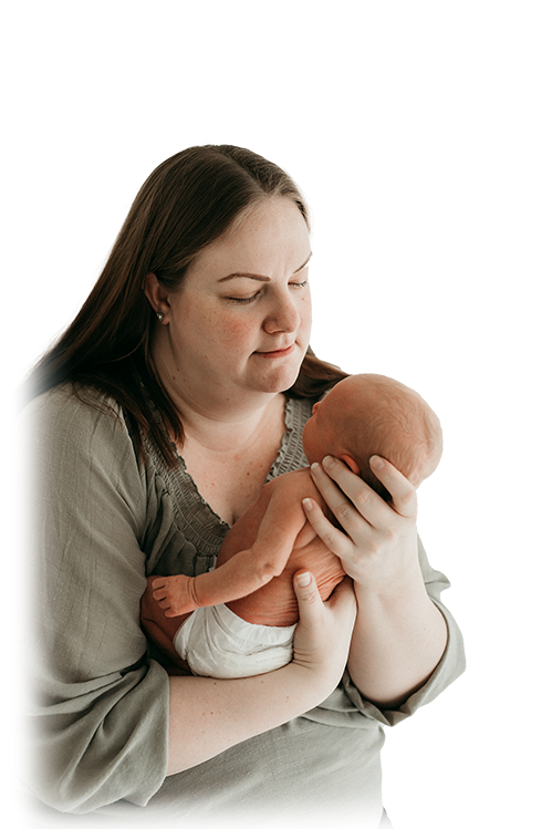 Nainen vauva sylissä. Doula Turku, vauvahieronta Turku, synnytysvalmennus turku, synnytyksen käynnistys turku.