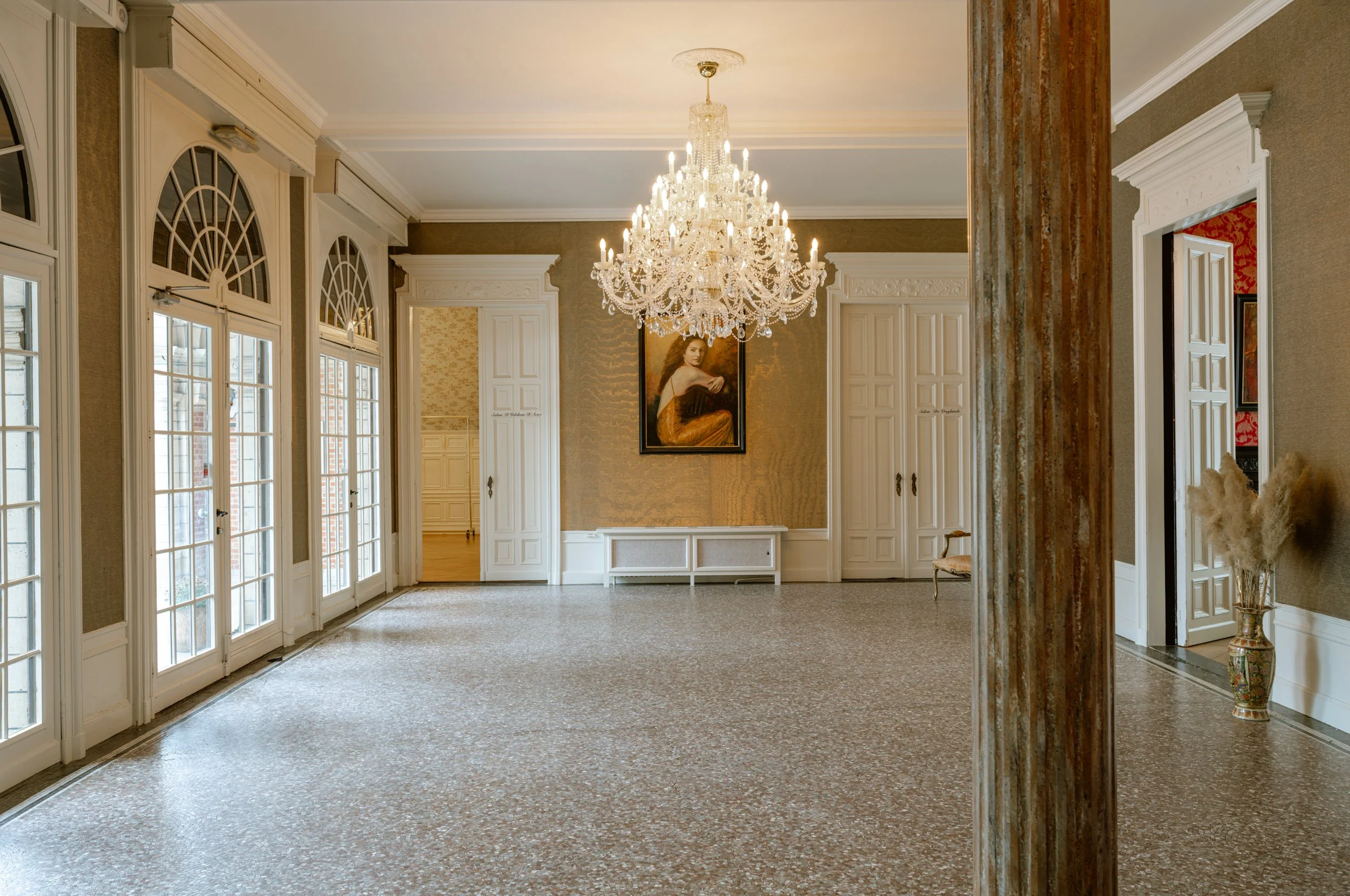 Grand Salon met kroonluchter in Kasteel Hallehof Zoersel