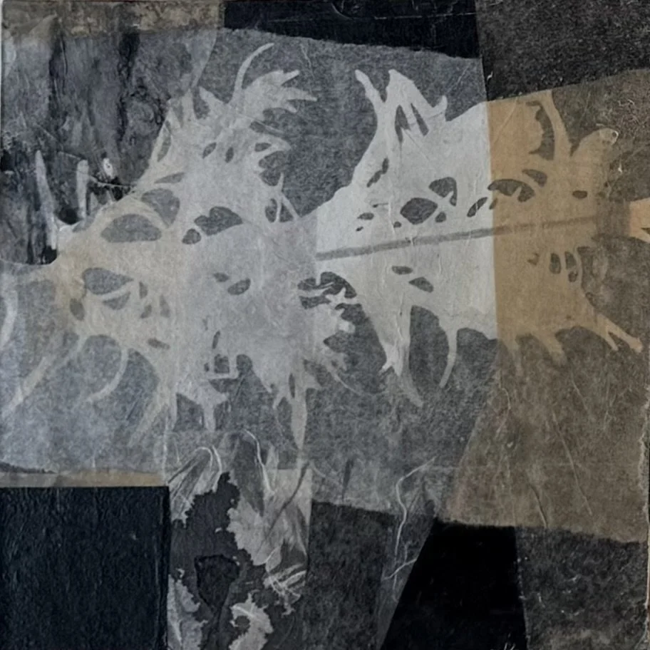 Gefärbte und gesammelte Papiere, gelli prints, Kohle, Acryl