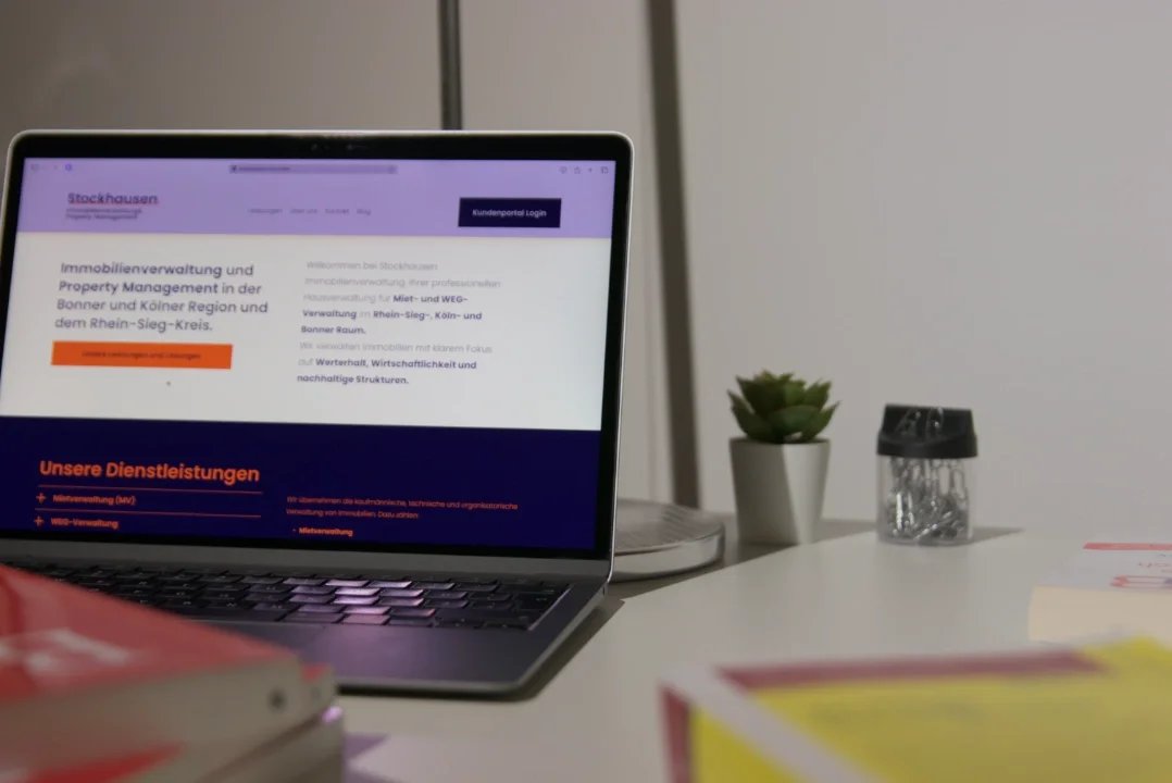 Stockfoto das einen Laptop mit dem Startbildschirm der Immobilienverwaltung zeigt.