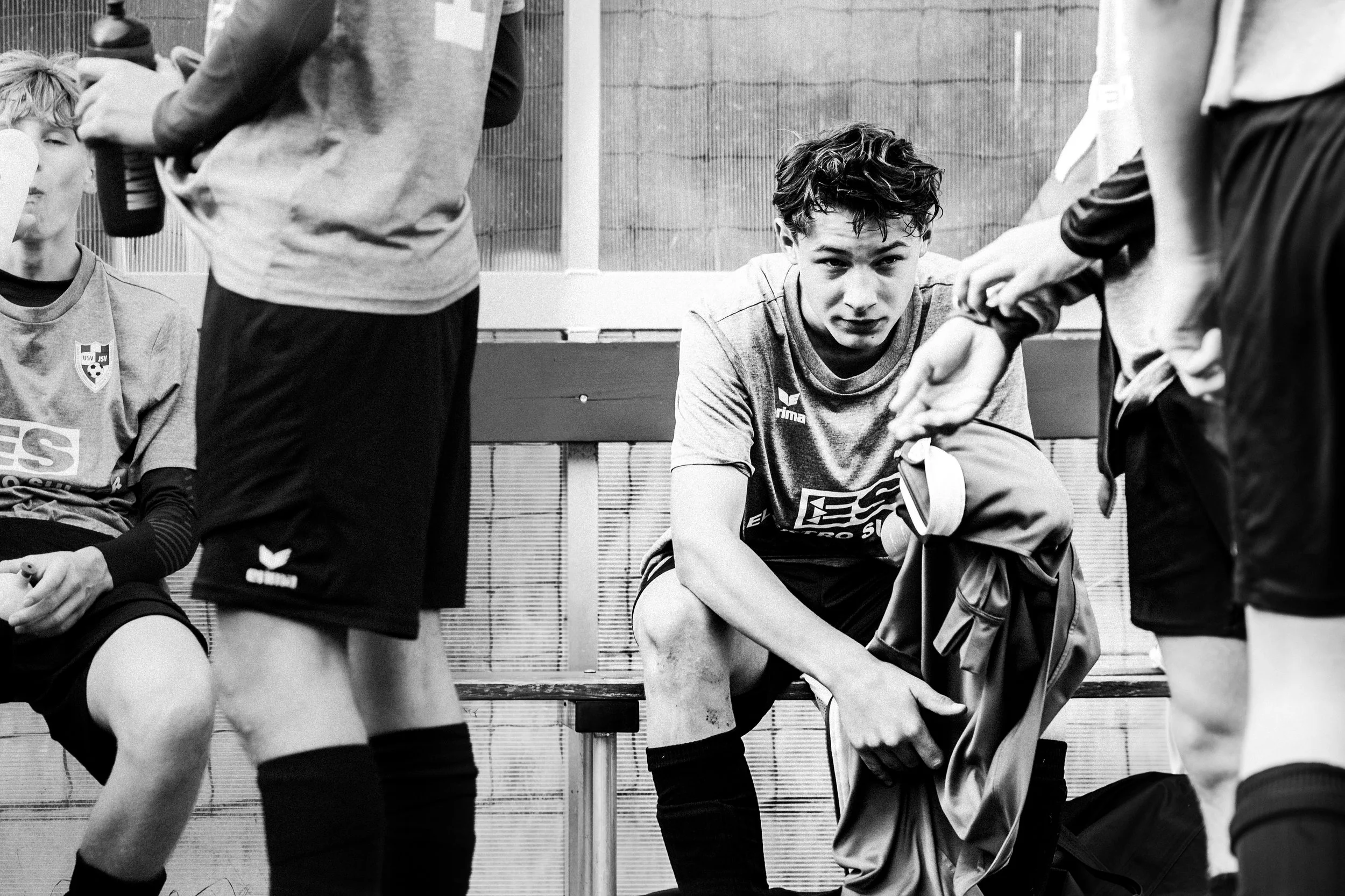 Ein schwarz-weißes Reportagefoto für ein Magazin von einem Fußballer abgelichtet von Fabian Hasler