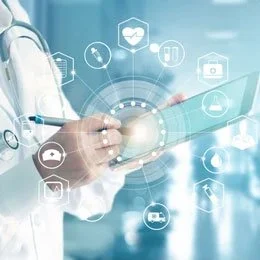 Ärztliche Hand, die auf einem Tablet mit medizinischen Icons fokussiert, digitale Gesundheitsdaten visualisiert