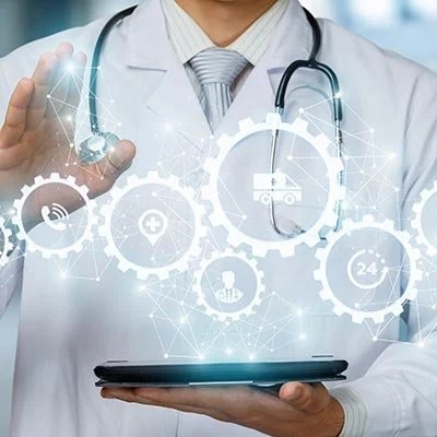 Arzt in Laborkittel mit Stethoskop, der mit einer digitalen Oberfläche interagiert, um medizinische und technische Symbole anzuzeigen.