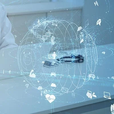 Virtuelle Darstellung digitaler Technologien mit Symbolen für Cloud, Geräte und Daten zwischen Monitor, Smartphone und Laptop auf einem Schreibtisch.