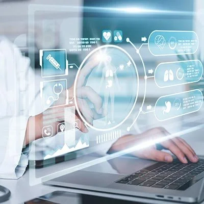 Digitales Gesundheits-Interface mit Hand, die einen Finger auf eine Bildschirm scheibe legt, um medizinische Daten zu visualisieren.