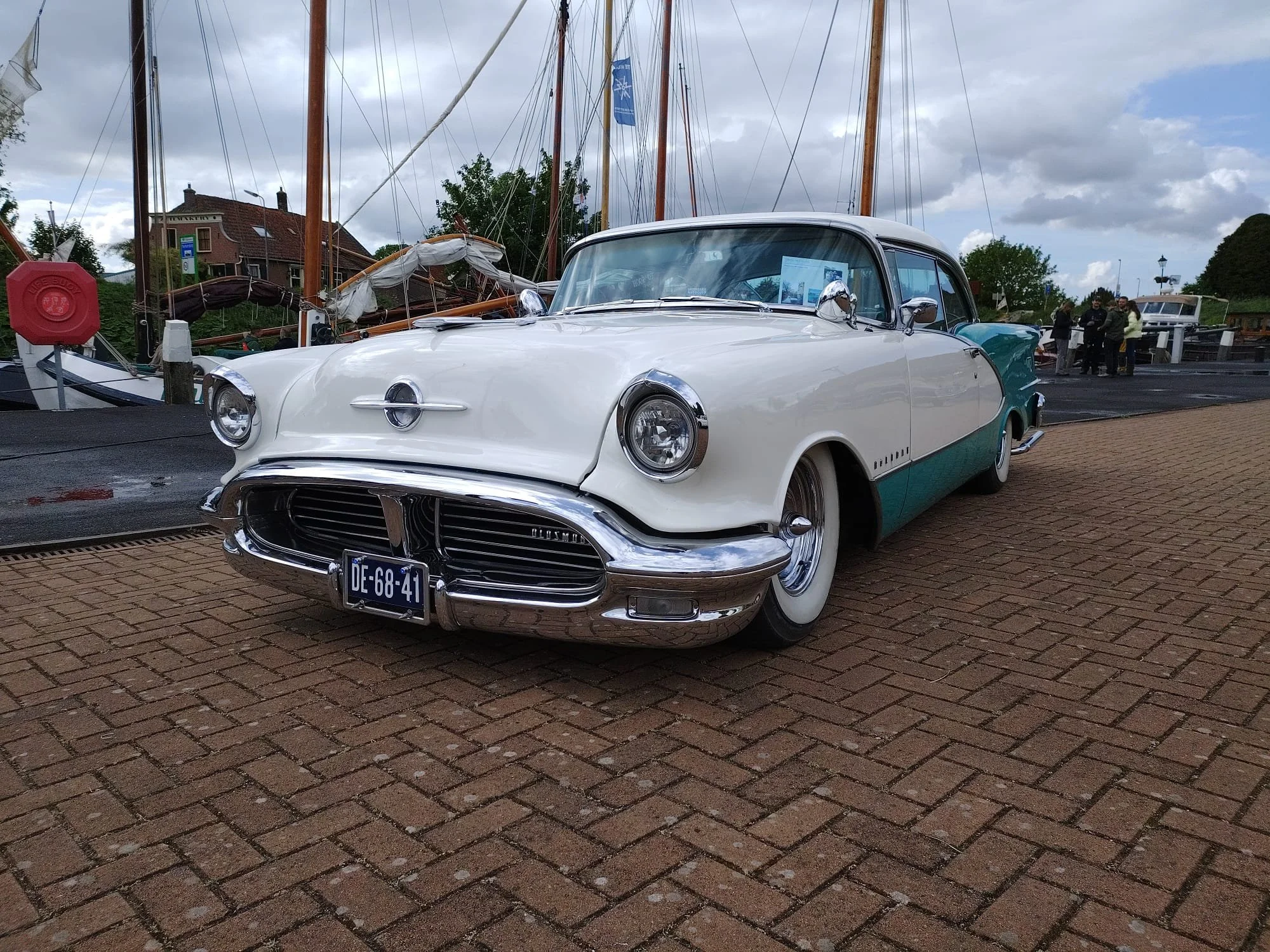 Oldsmobile Holiday