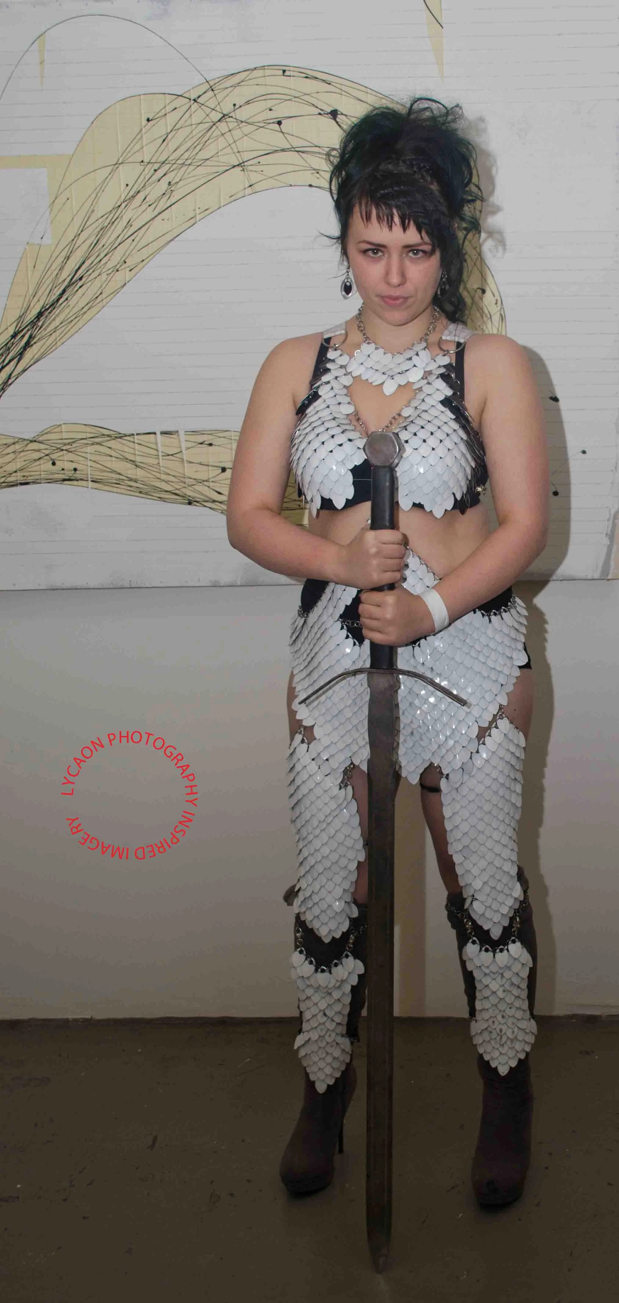 4
Model Angelique K. 
Outfit The Armorer 
Hair/makeup Jennifer Sullivan
Weapon Badger Blades