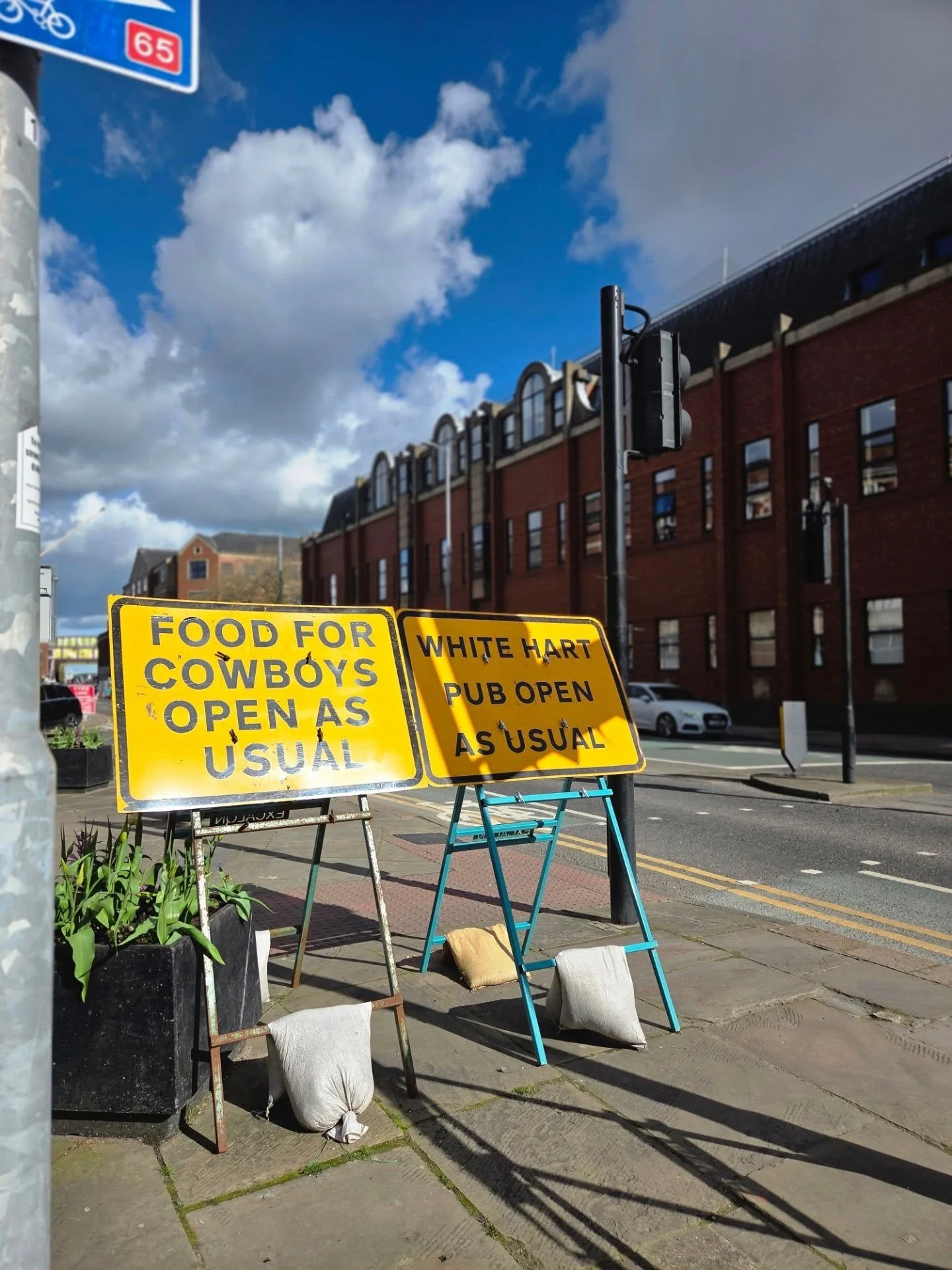 FINALLY A BIT OF SUN AND IT'S OUR QUIZ TONIGHT // I bet you're sick of Roadworks but so are we! Lucky for you its a lovely 2 minute stroll down Alfred Gelder to get to Hull's finest 🌞 we'll see you all from 4pm-11pm tonight!