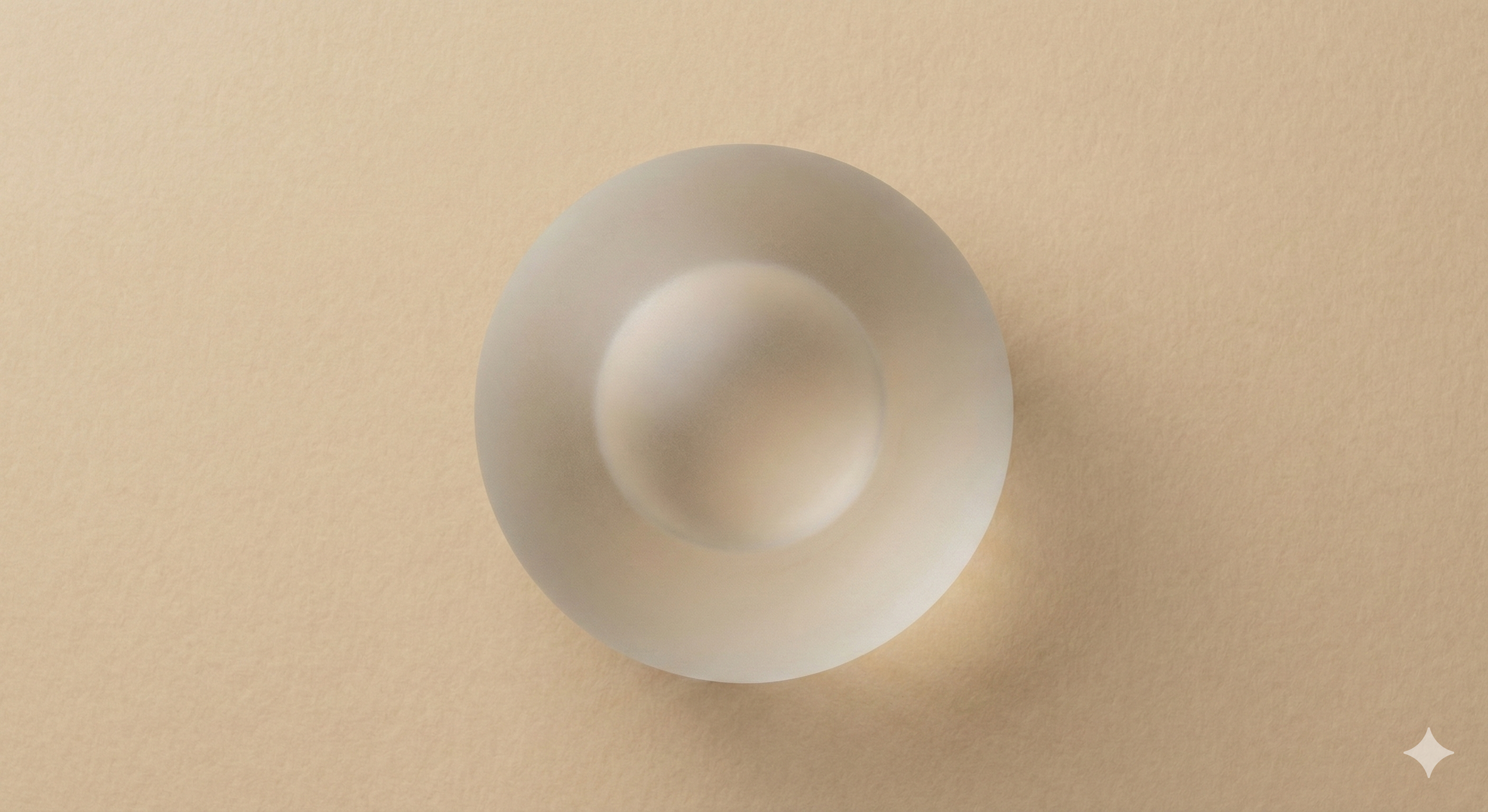 Metáfora visual del TEA (Autismo): esfera de cristal translúcido que representa una percepción sensorial diferente y una forma única de procesar la información y relacionarse con el entorno.