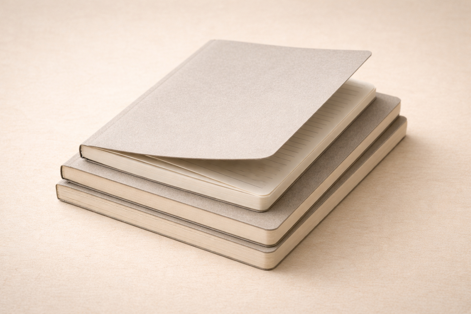 Metáfora visual de ir más allá del refuerzo escolar: pila de cuadernos que representa el trabajo en técnicas de estudio, organización y bases del aprendizaje para tratar la dislexia.