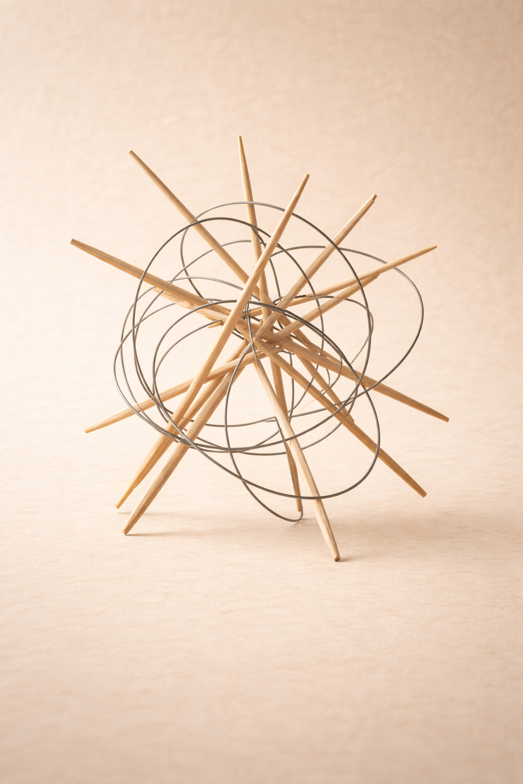 Metáfora visual de los problemas de conducta: escultura abstracta de varillas entrelazadas que representa la complejidad de los conflictos familiares y la tensión emocional en el hogar.