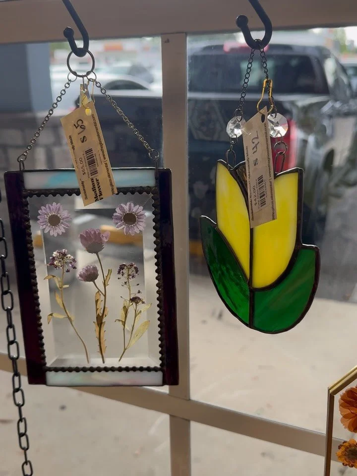 VENDOR HIGHLIGHT 🦢: @the.glass.elemental was also one of the firsts vendors I reached out to when deciding what locally-made items I could bring into Swan and Stem. 
 
If you&rsquo;re as captivated by the glass as I am, you can find these pieces in 