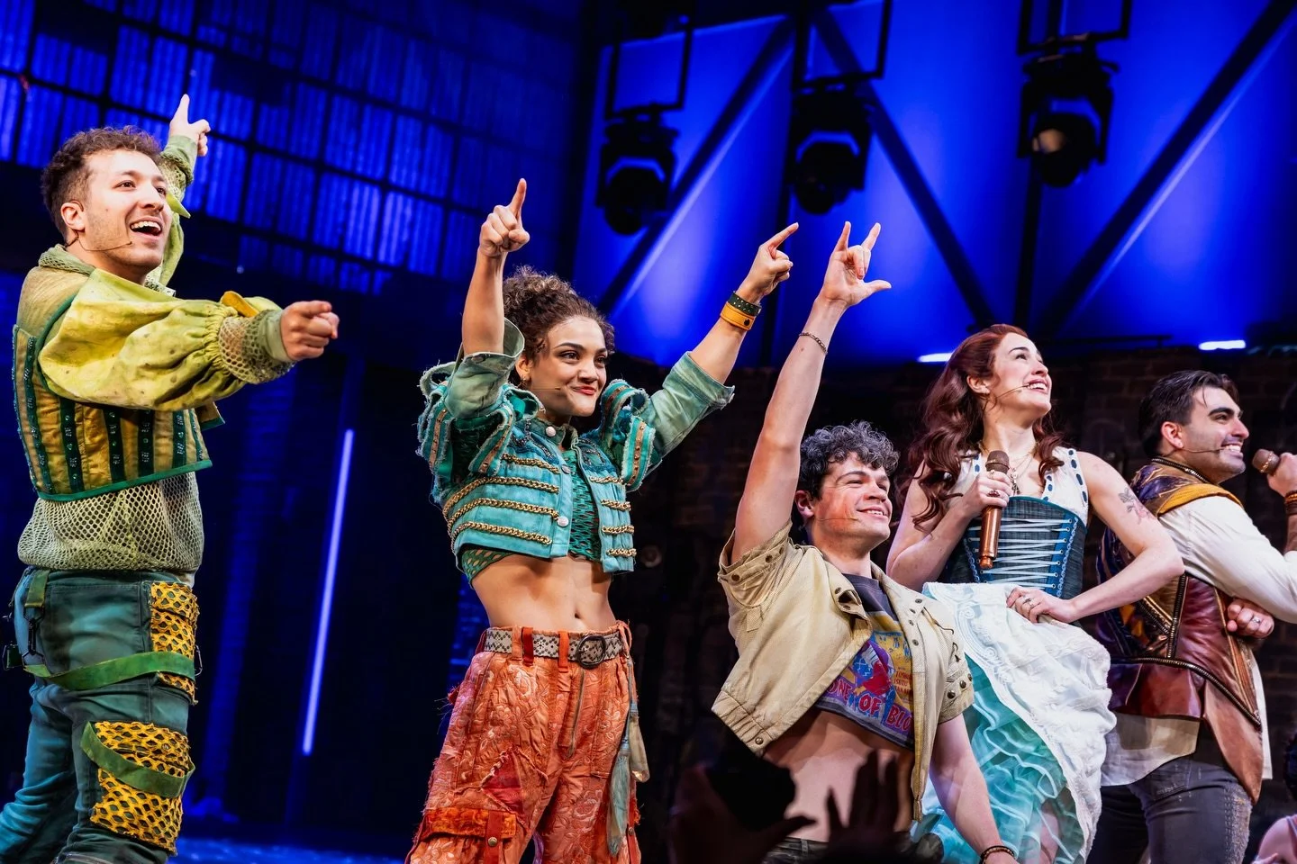 Welcome to the @andjulietbway family, @lauriehernandez 🎉👏🏼

📸 shot for @andjulietbway // @grapevineprny