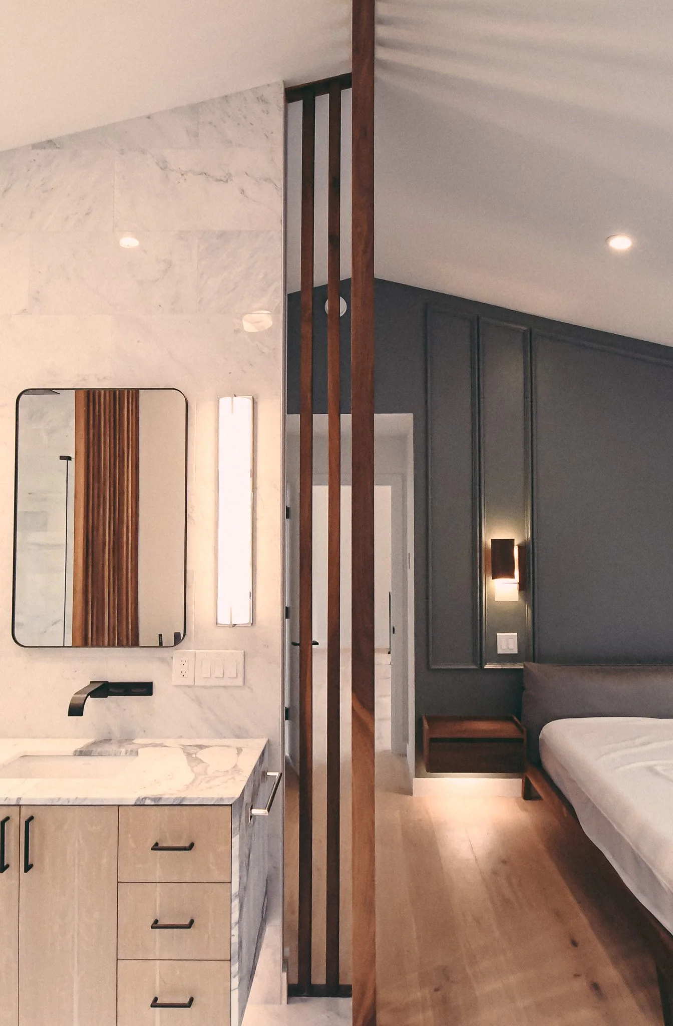 lakehouse_suite_and_bath.jpg