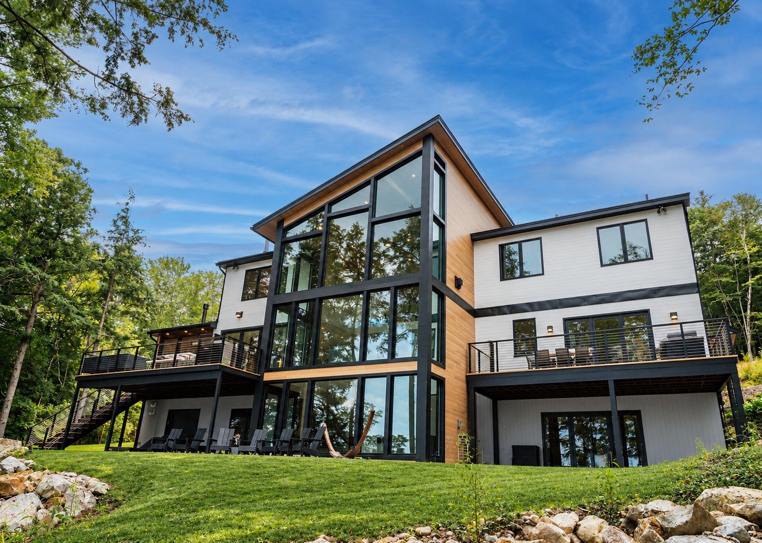 modern_lakehouse_exterioir_outdoor_living_water_view.jpg
