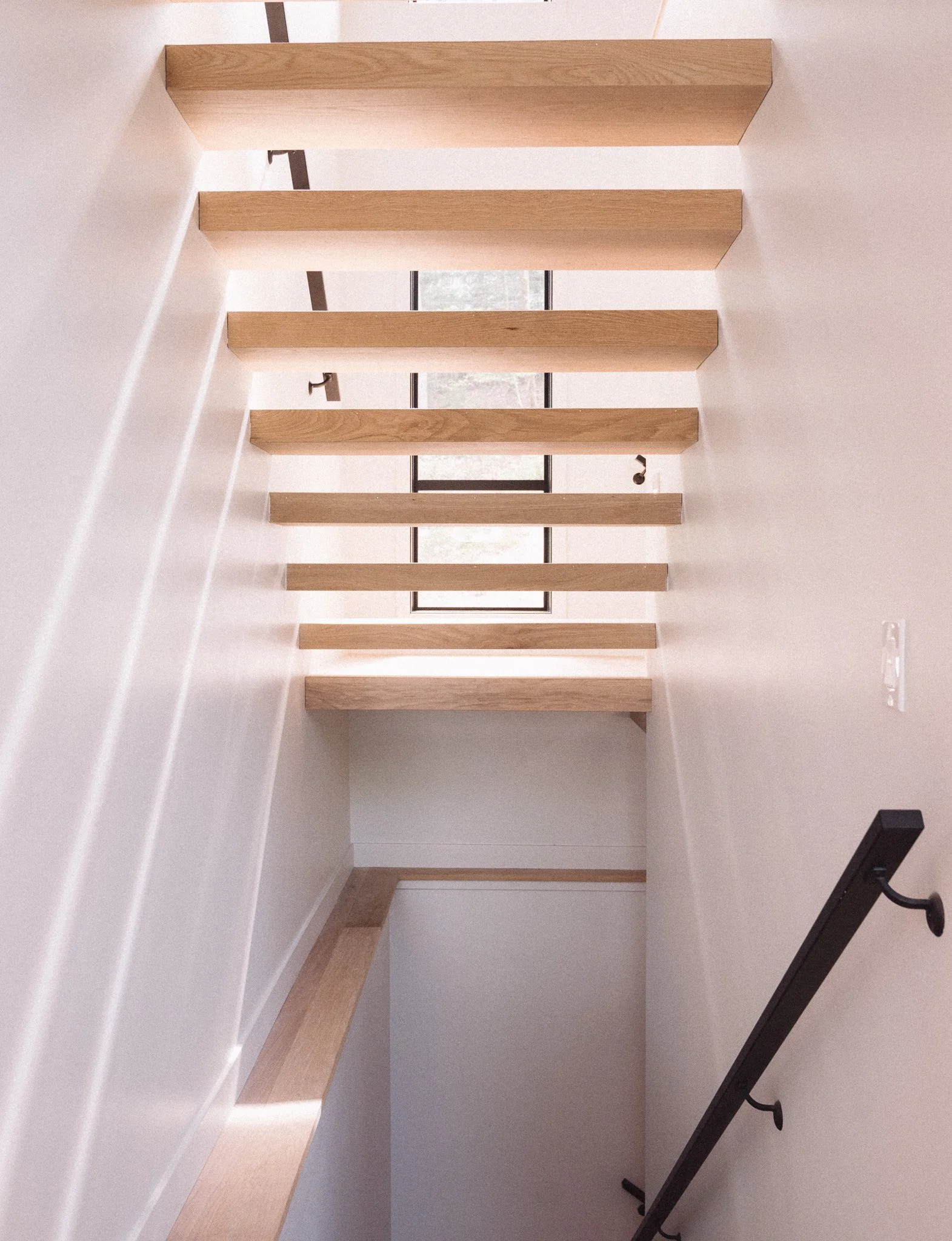 modern_lakehouse_floating_stairs.jpg