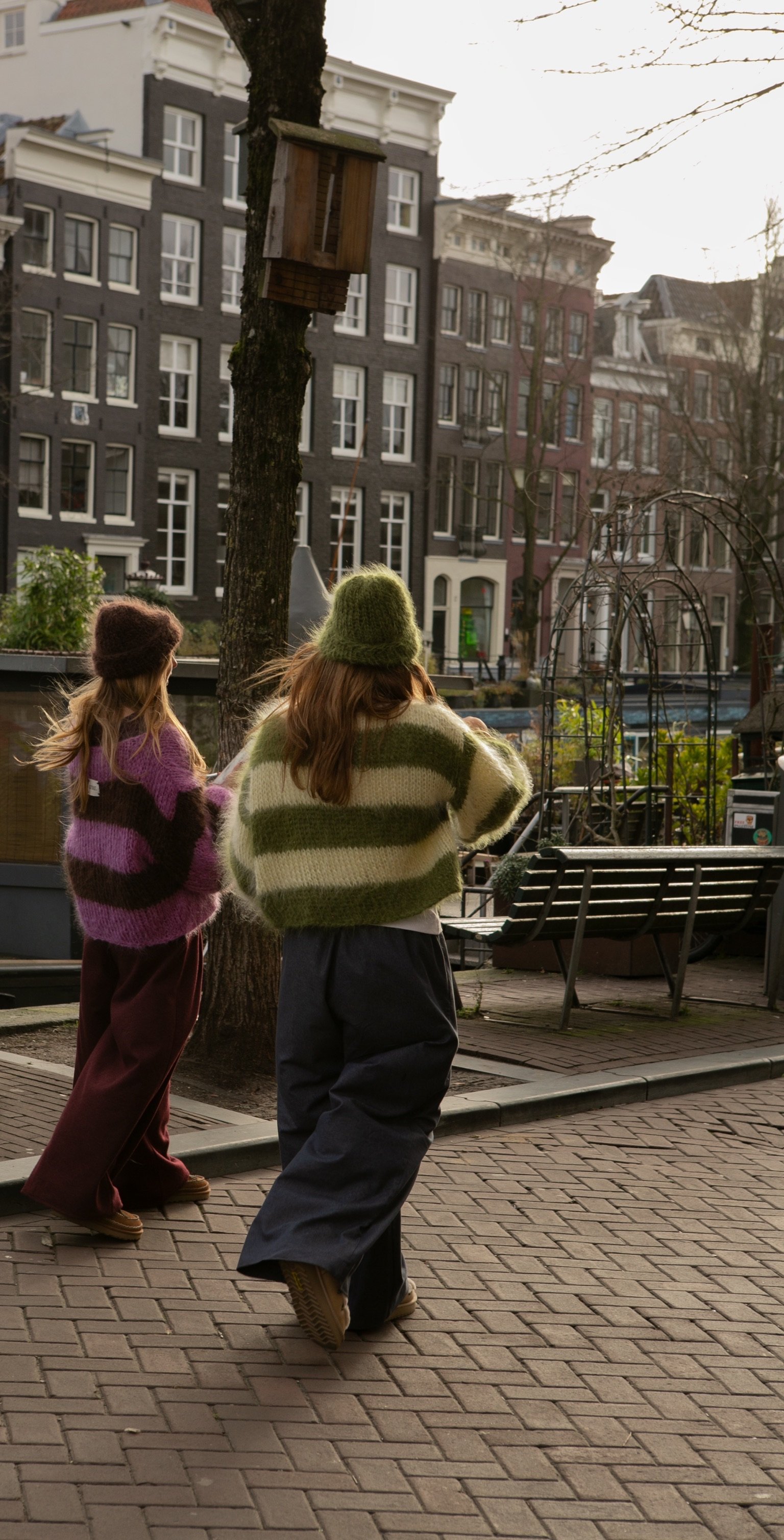 flo en roos van achter met trui 2.JPG