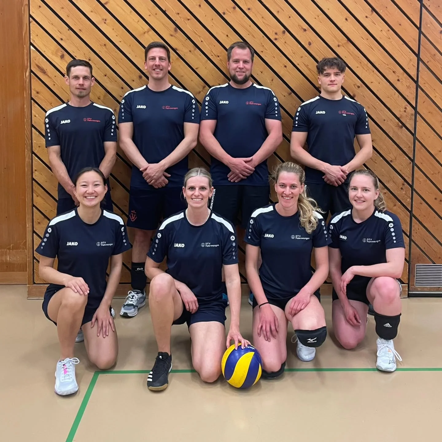 Am vergangenen Freitag fand die j&auml;hrliche Volley-Night des @ktv_lenzburg statt. Mit einer Mixed-Mannschaft spielten der DTV und STV in der Kategorie A. Nach diversen Spielen stand fest, dass es f&uuml;r den freudigen dritten Rang reichte. 

#stv